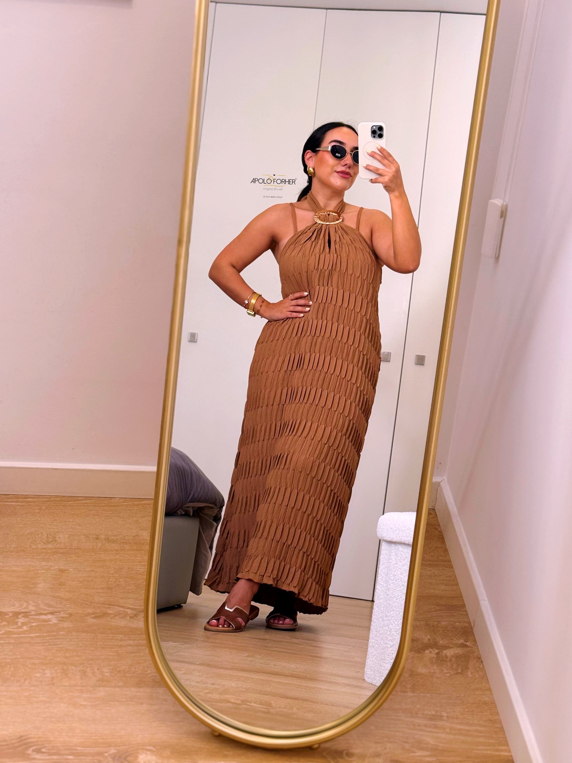 Vestido comprido de  costas abertas e pormenor dourado | Castanho