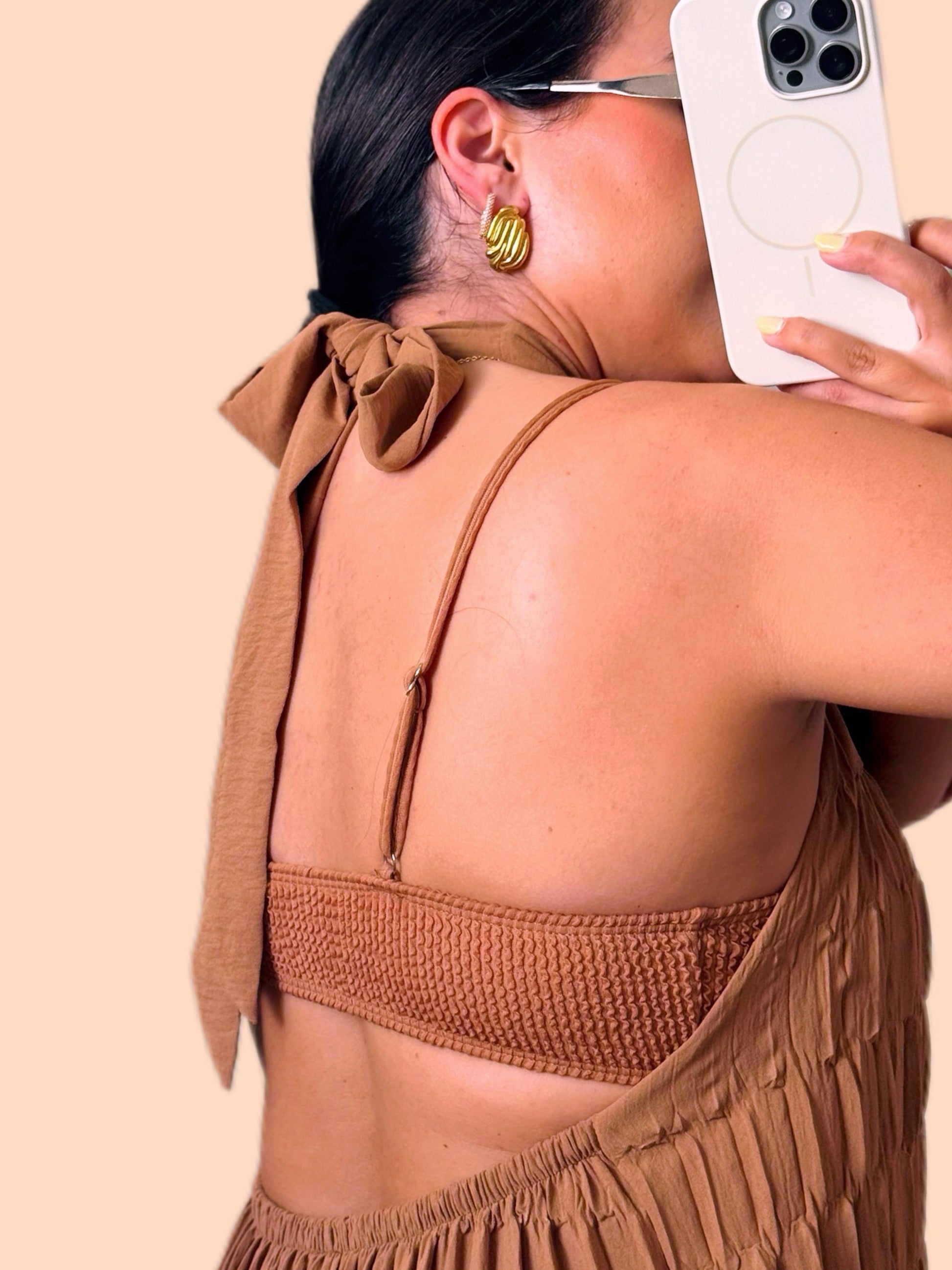 Vestido comprido de  costas abertas e pormenor dourado | Castanho