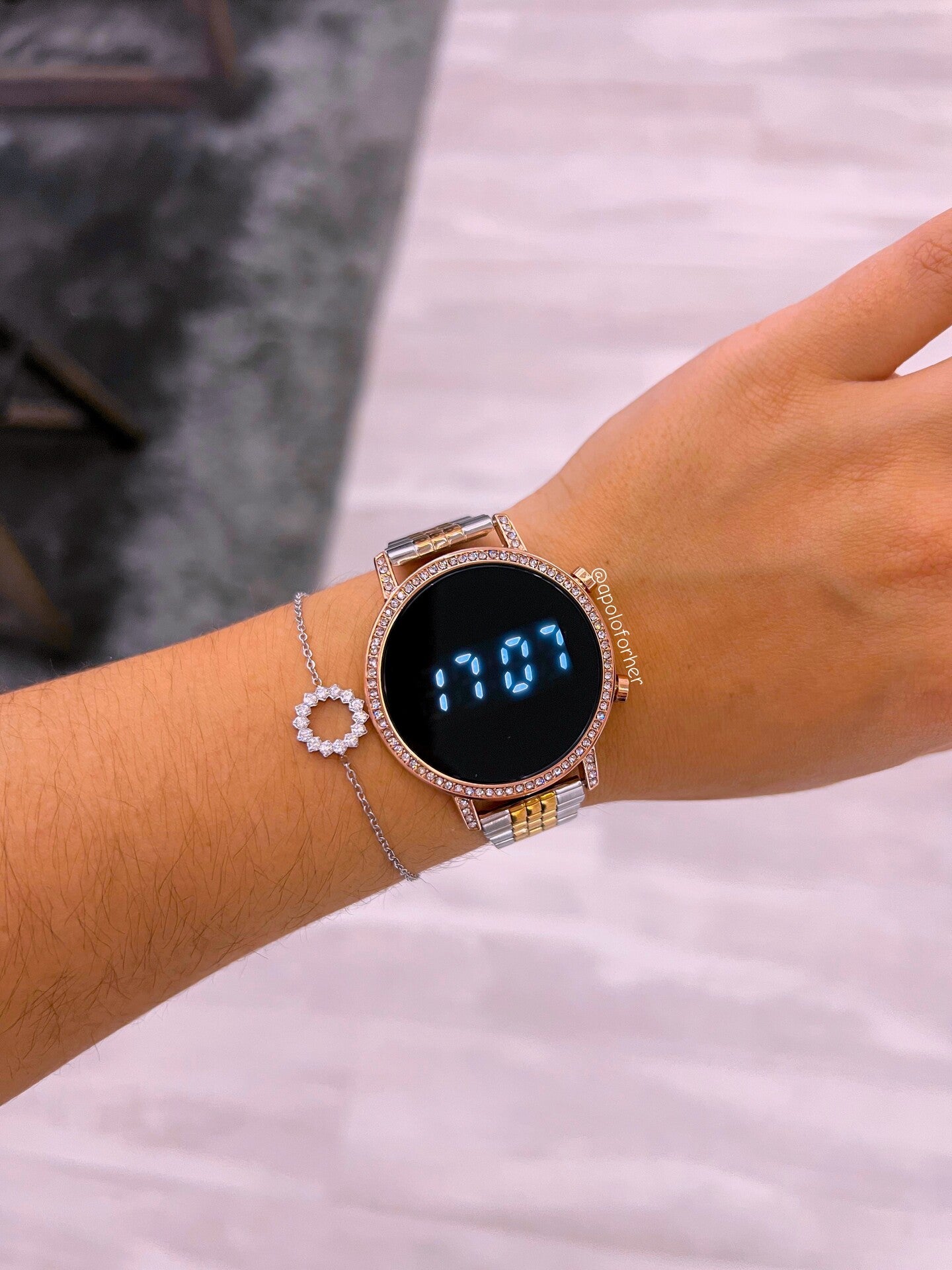 Relógio digital redondo com brilhantes | prateado e rose gold