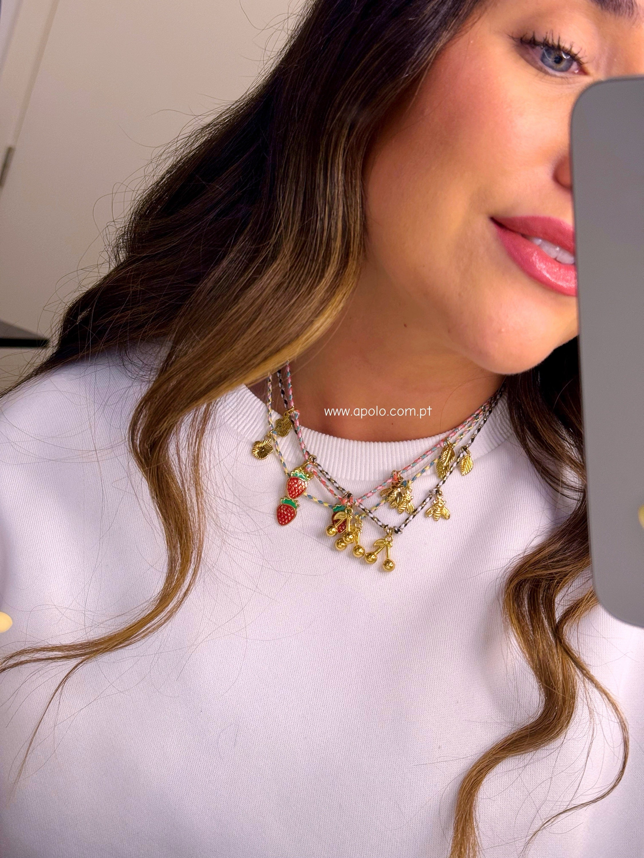 Colar em cordão colorido entrelaçado com pendentes dourados | 3 Cores