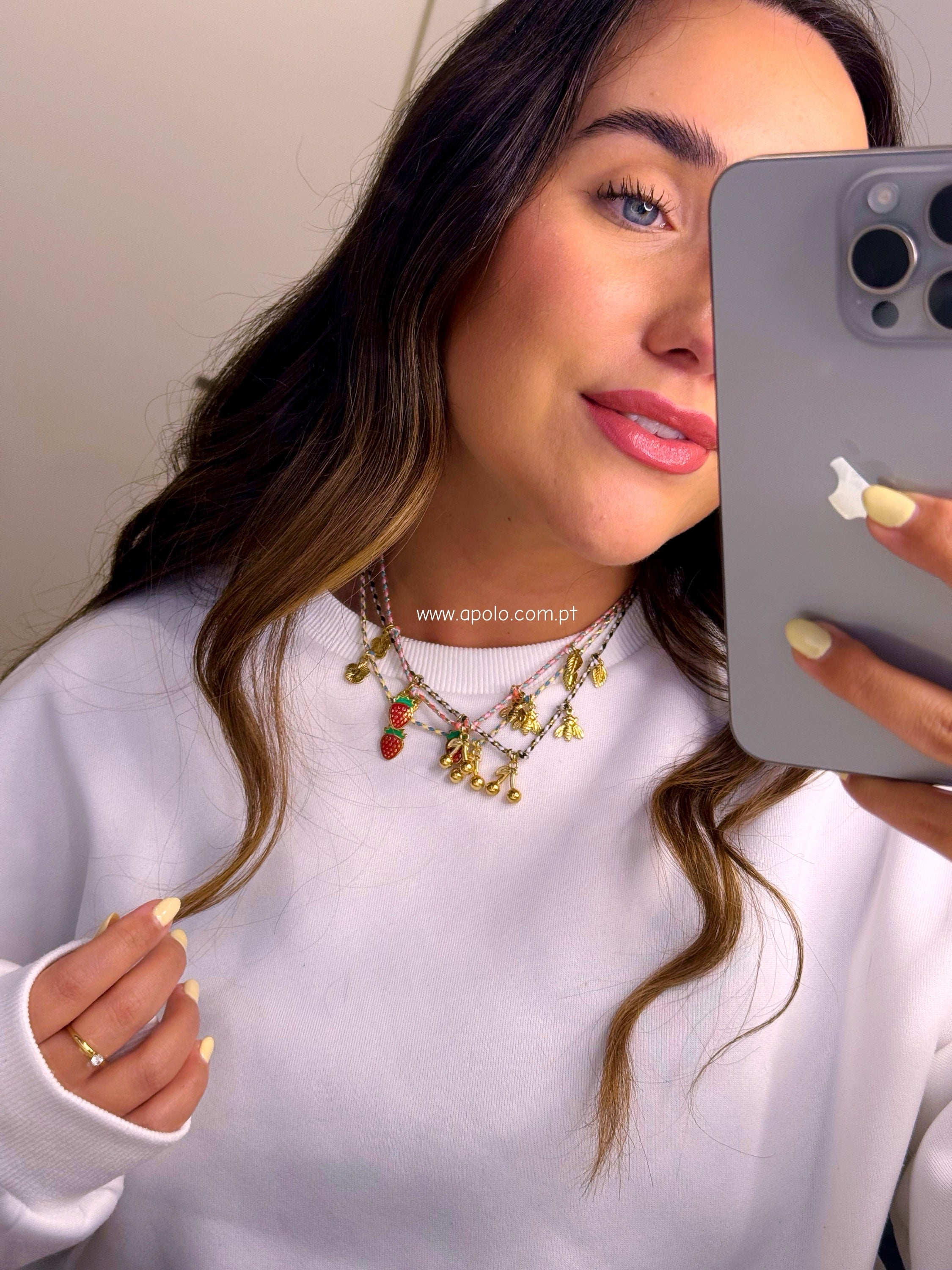 Colar em cordão colorido entrelaçado com pendentes dourados | 3 Cores