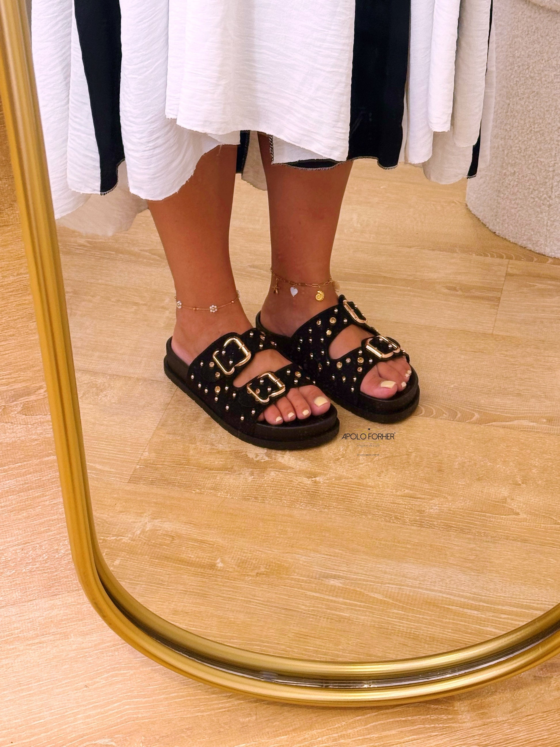 Chinelo de fivelas com pormenores dourados e brilhantes | Preto