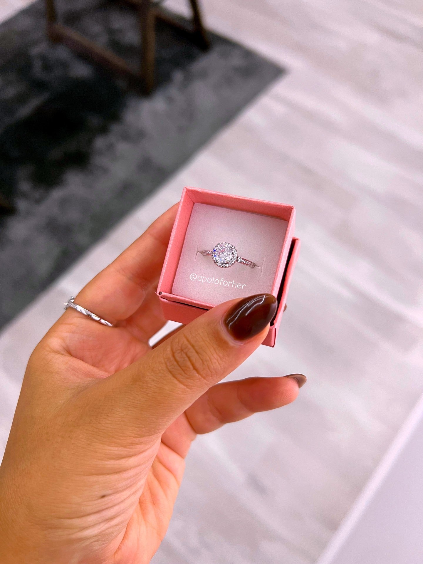 Anel delicado • solitário redondo com brilhantes | Linha Premium