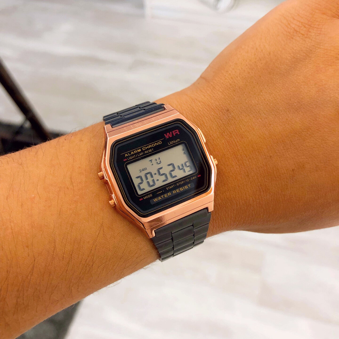 Relógio digital preto com rose gold