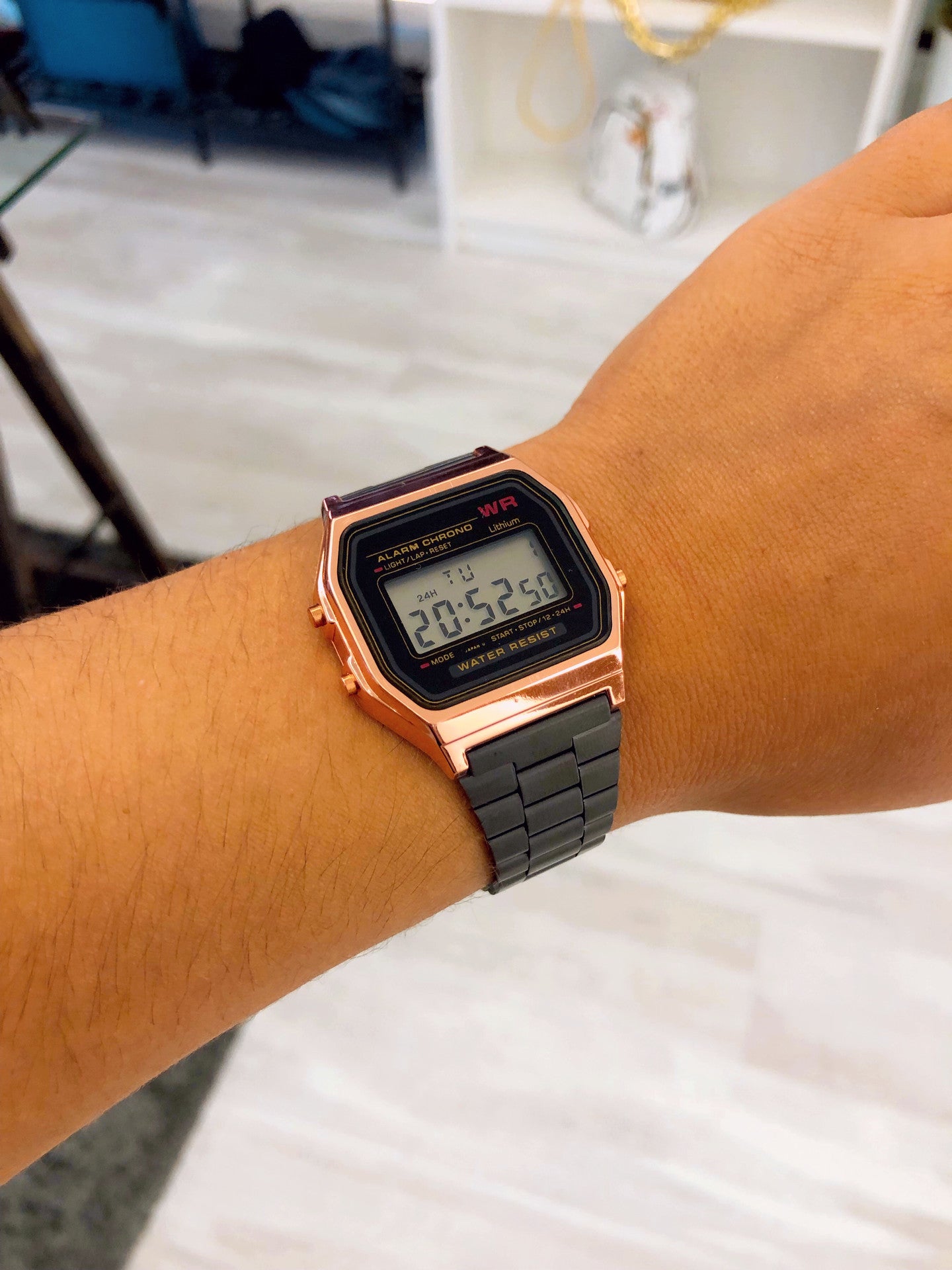 Relógio digital preto com rose gold