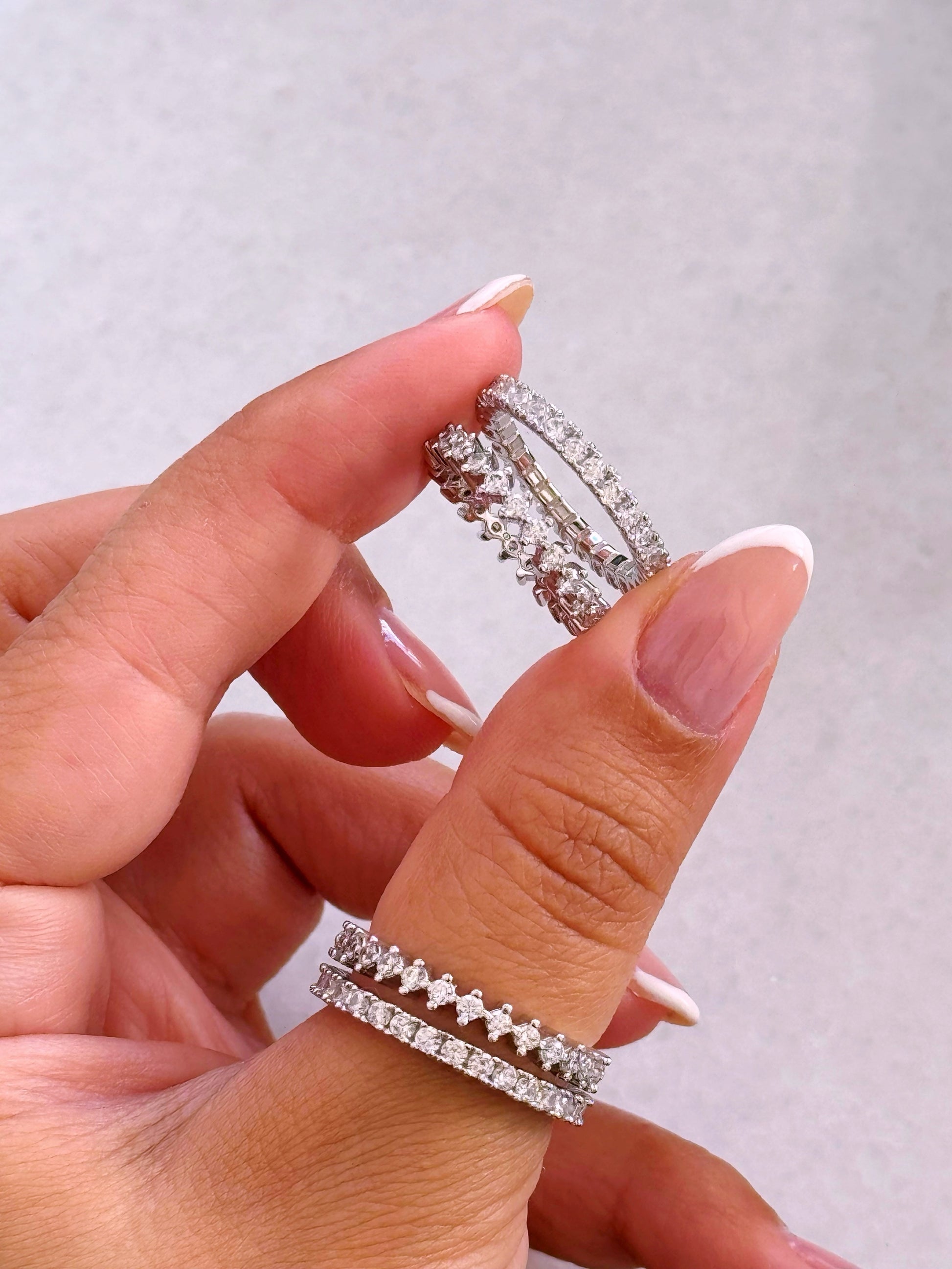 Anel delicado • aliança contorno de bolinhas com zircónias | Linha Premium