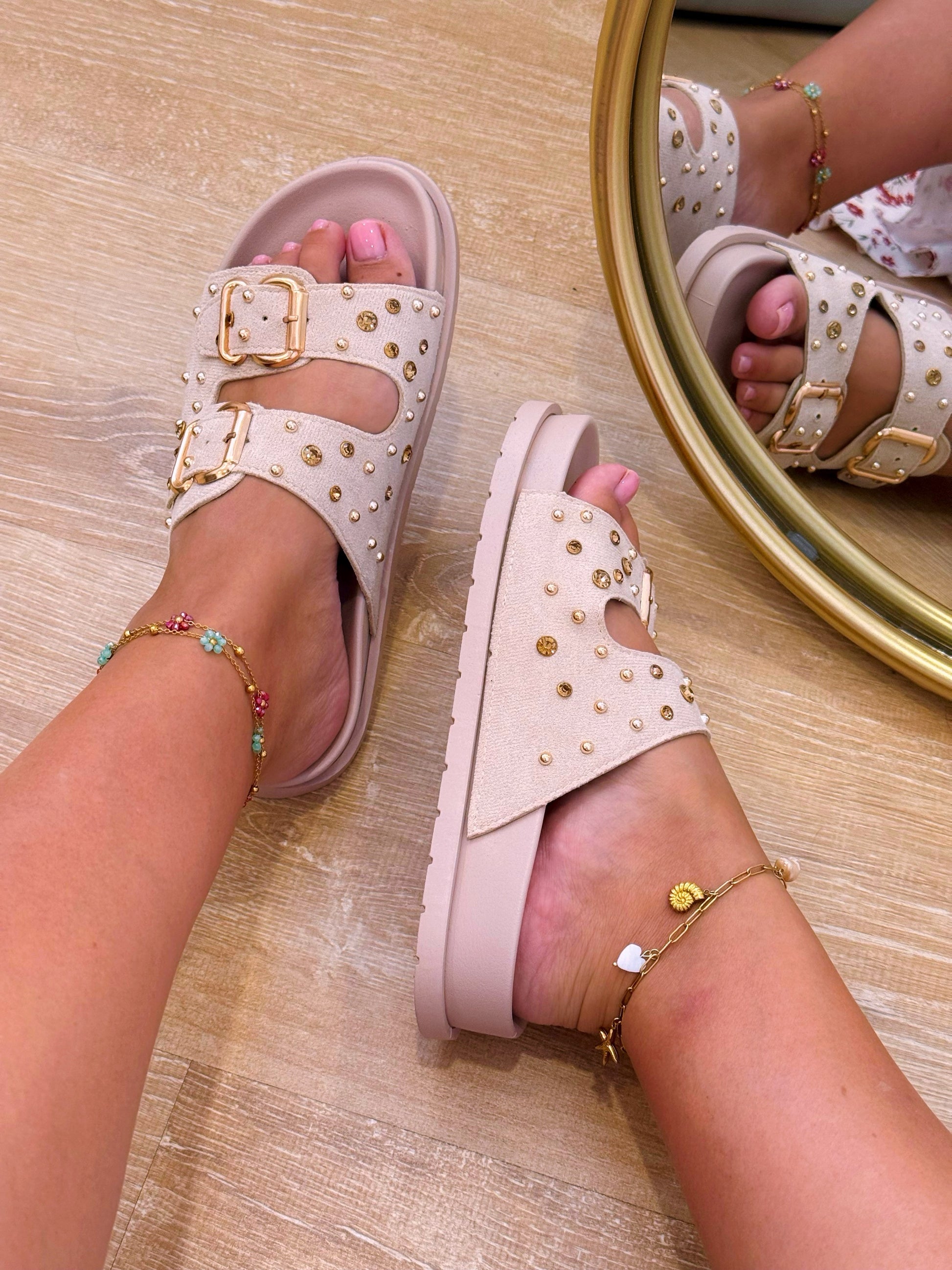 Chinelo de fivelas com pormenores dourados e brilhantes | Bege