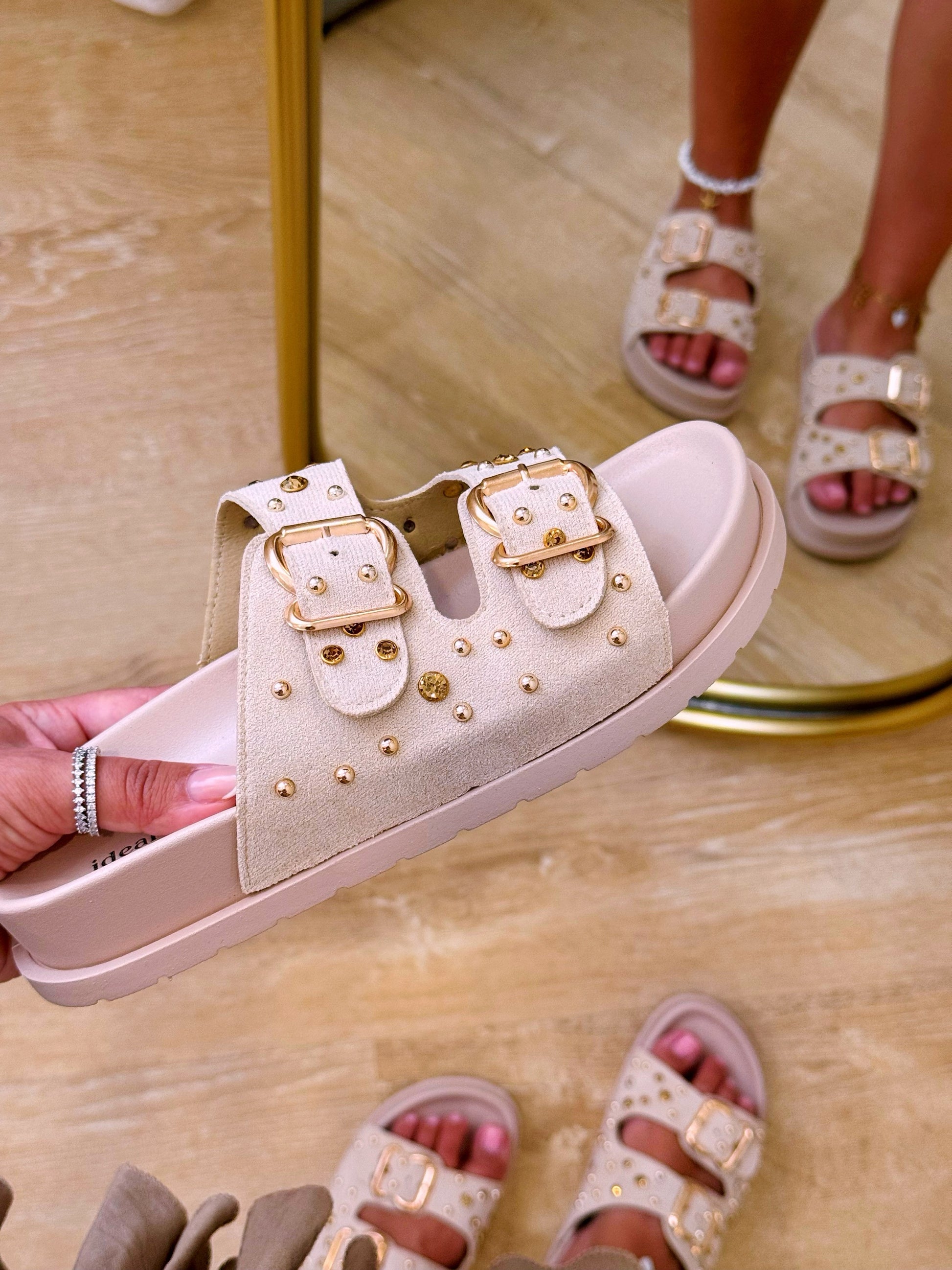 Chinelo de fivelas com pormenores dourados e brilhantes | Bege