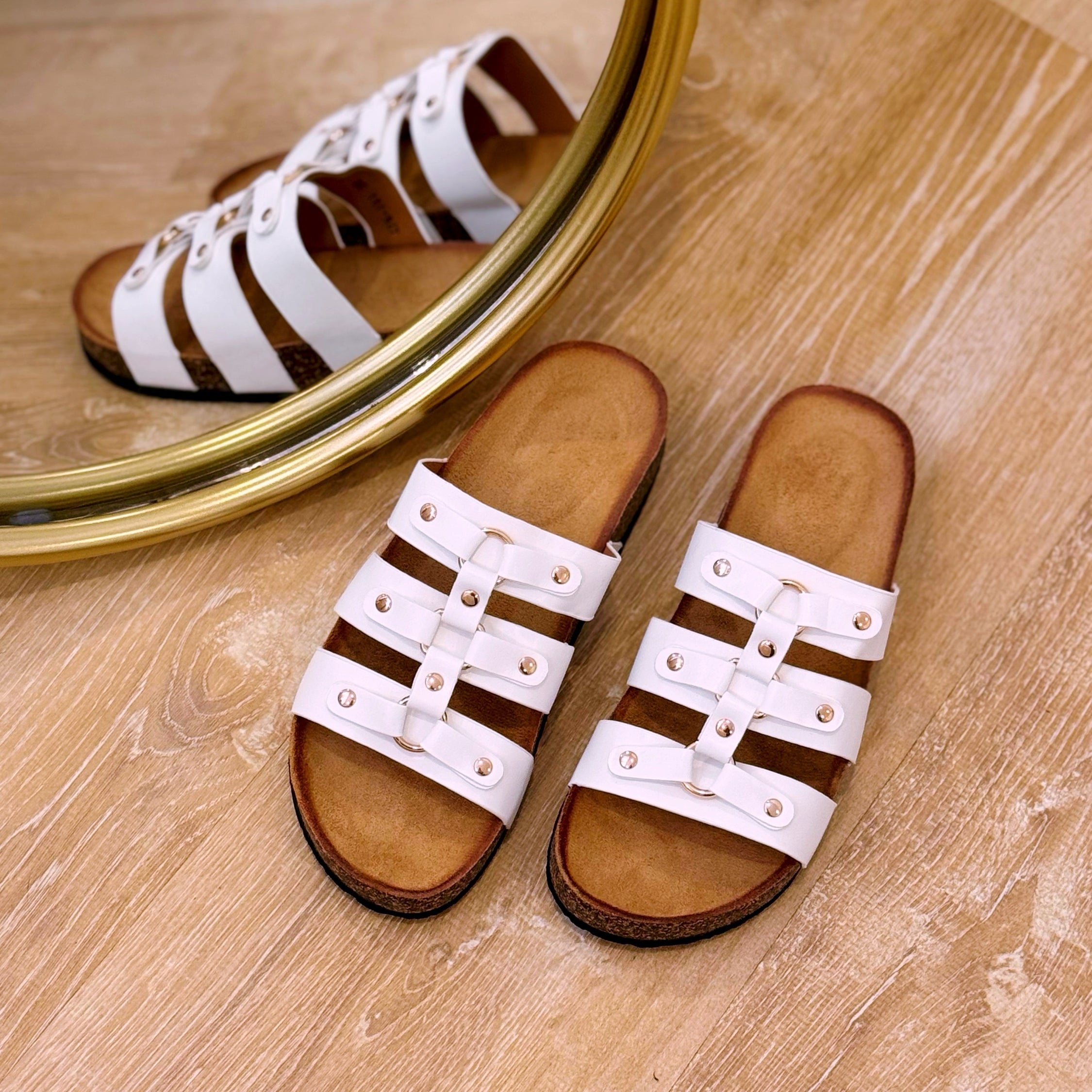 Chinelo com tiras e pormenores dourados | Branco