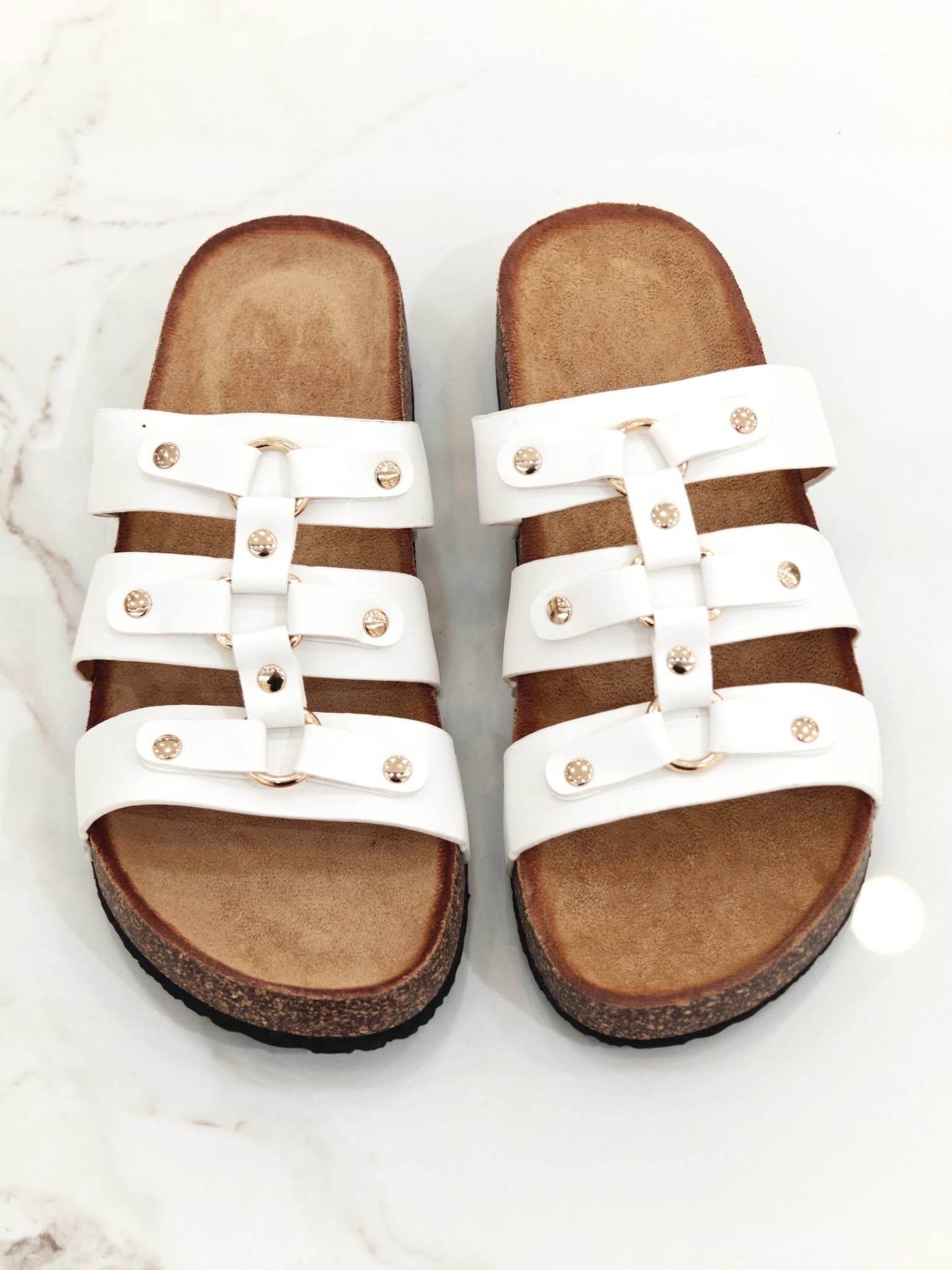 Chinelo com tiras e pormenores dourados | Branco