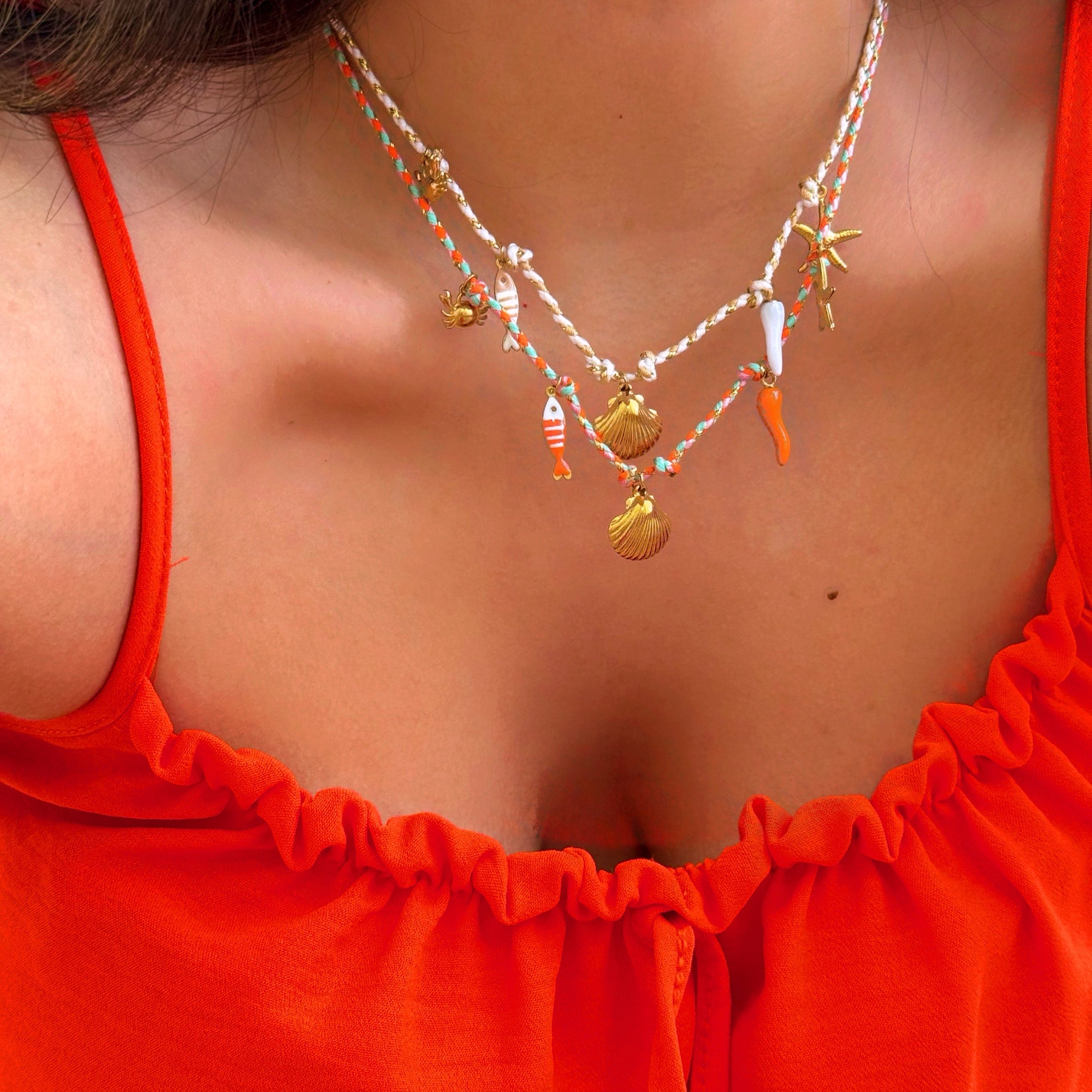 Colar em cordão entrelaçado com pendentes “Mar”  | Dourado