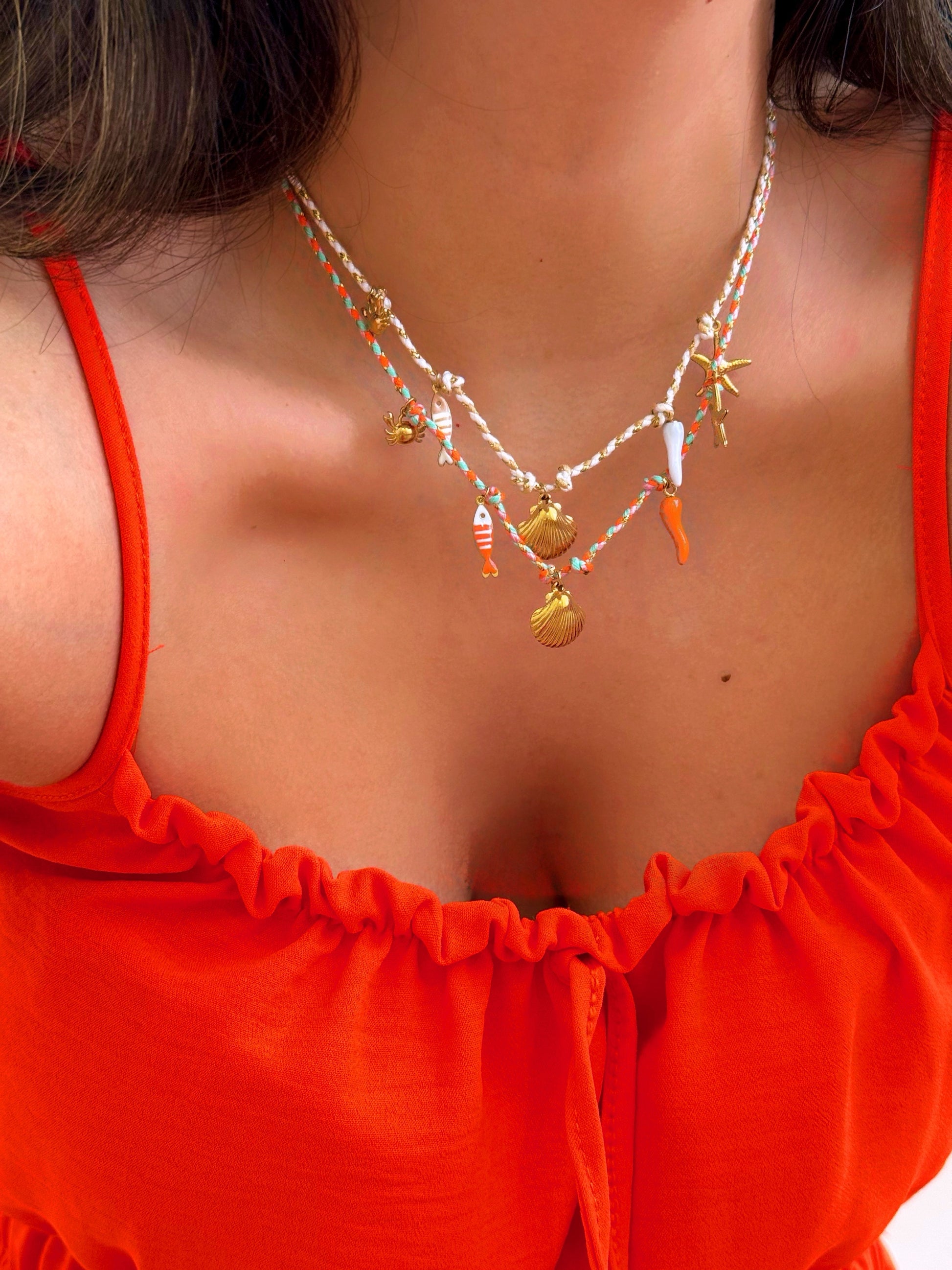 Colar em cordão entrelaçado com pendentes “Mar”  | Dourado