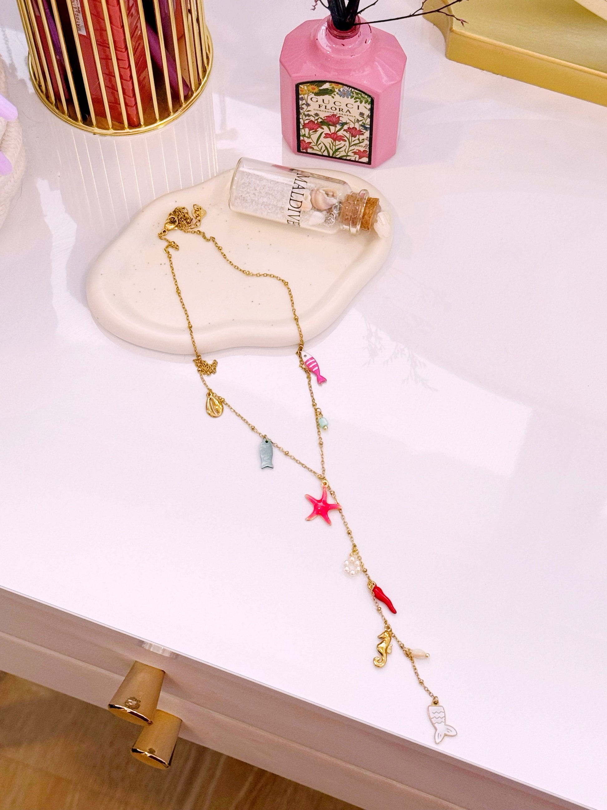 Colar com estrela do mar rosinha e vários pendentes | Dourado