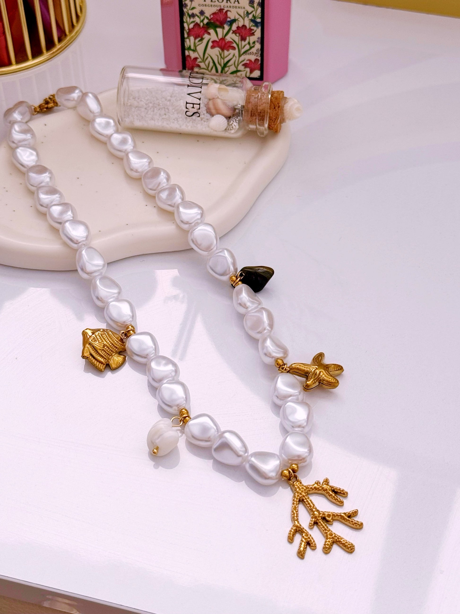 Colar de pérolas com coral e vários pendentes | Dourado