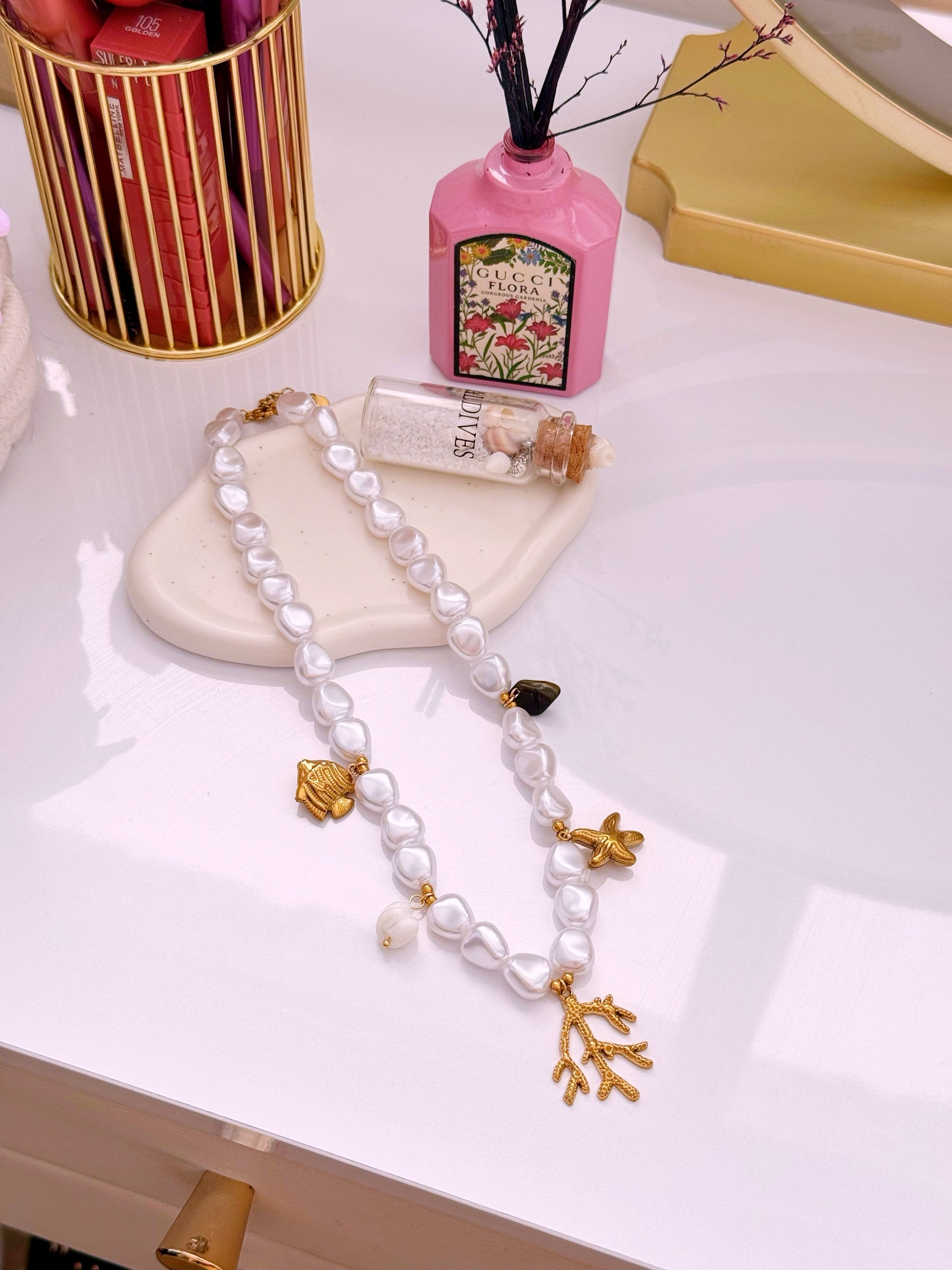 Colar de pérolas com coral e vários pendentes | Dourado