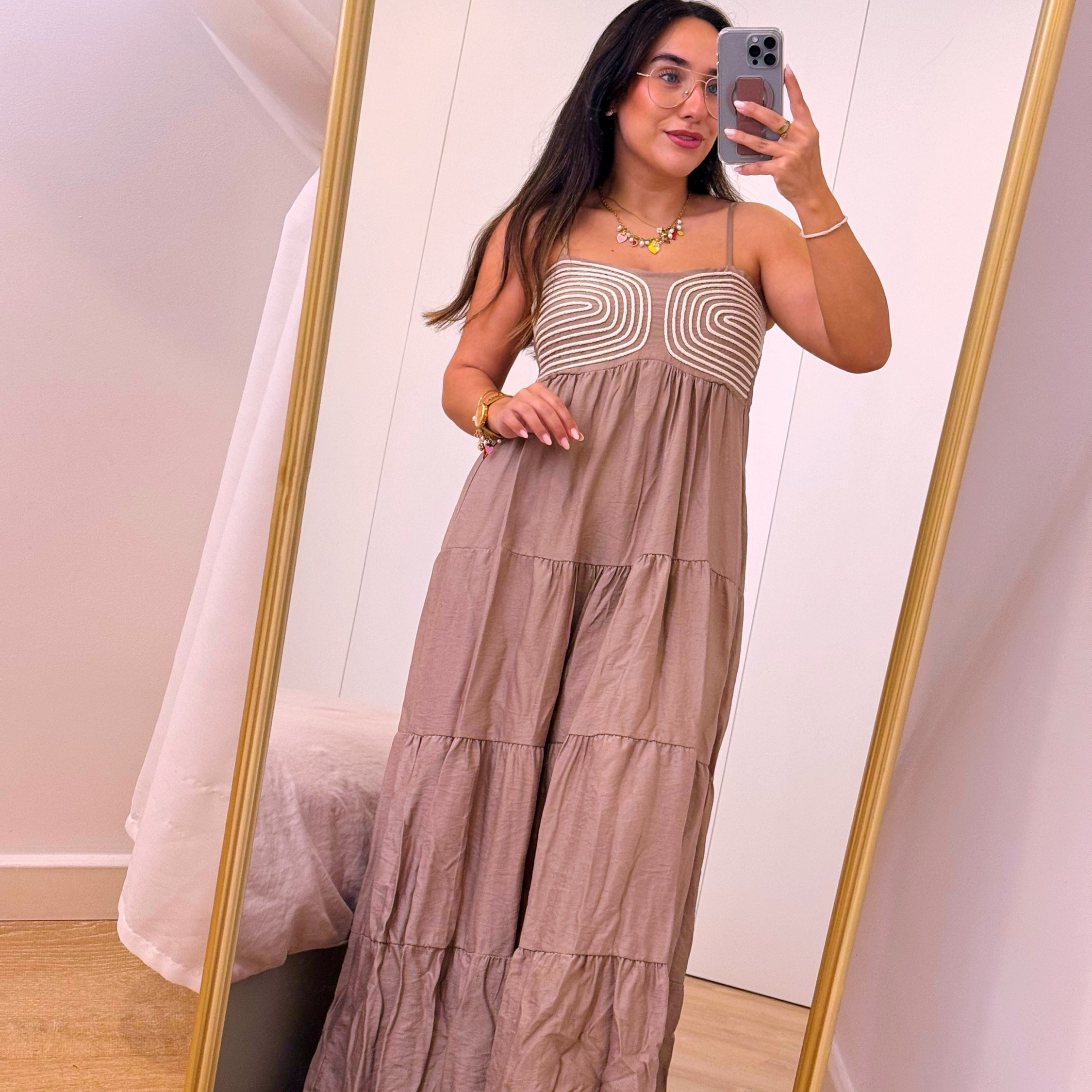 Vestido longo com efeito de cordinhas bordadas no peito | Bege escuro