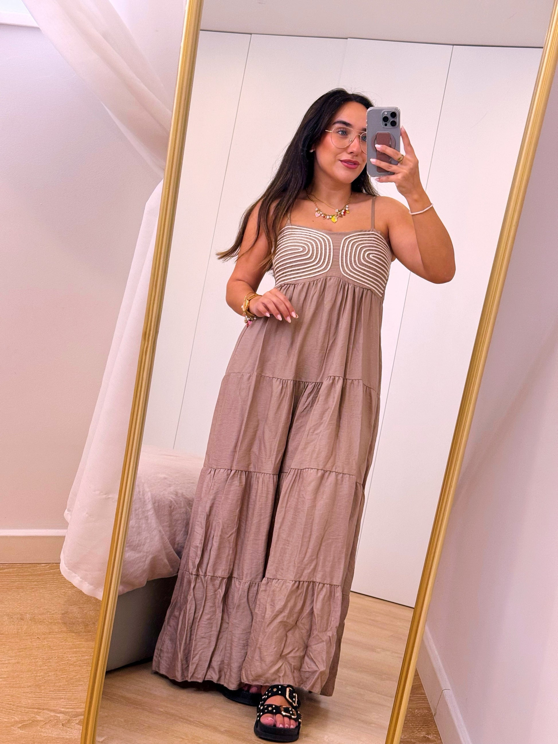 Vestido longo com efeito de cordinhas bordadas no peito | Bege escuro