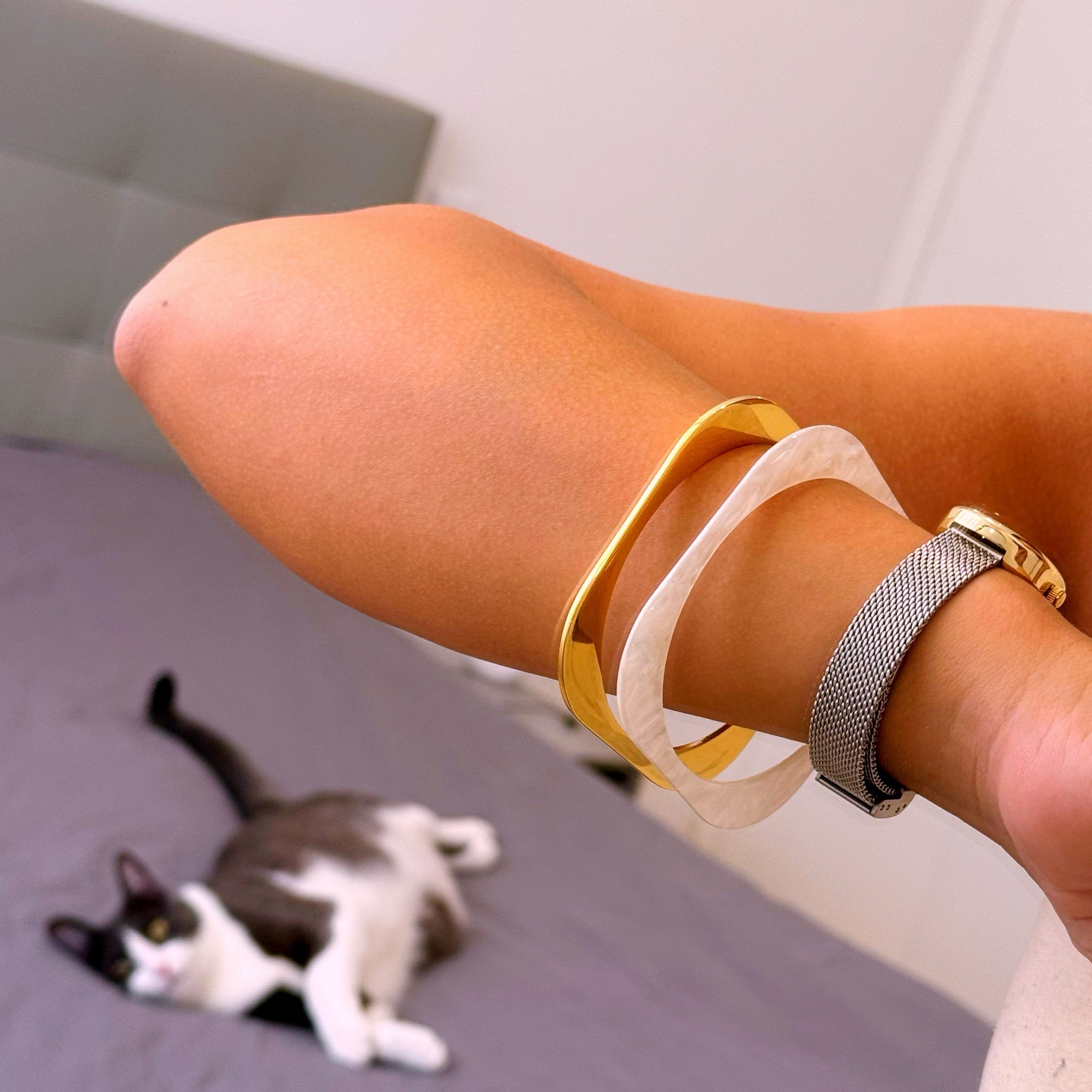 Set de 2 pulseiras rígidas em acrílico e aço inoxidável | Madrepérola • Dourado
