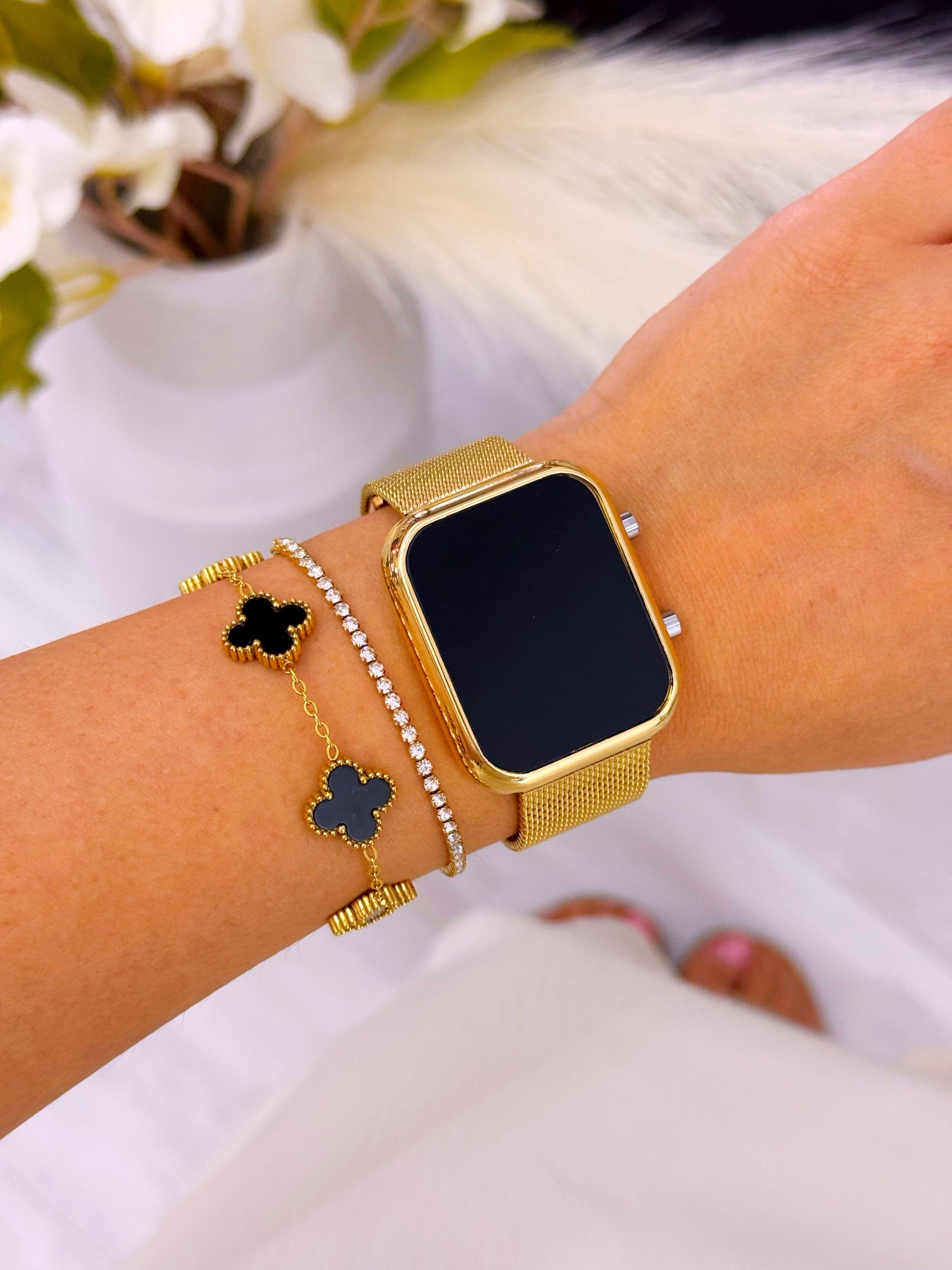 Relógio digital mostrador retangular | Dourado