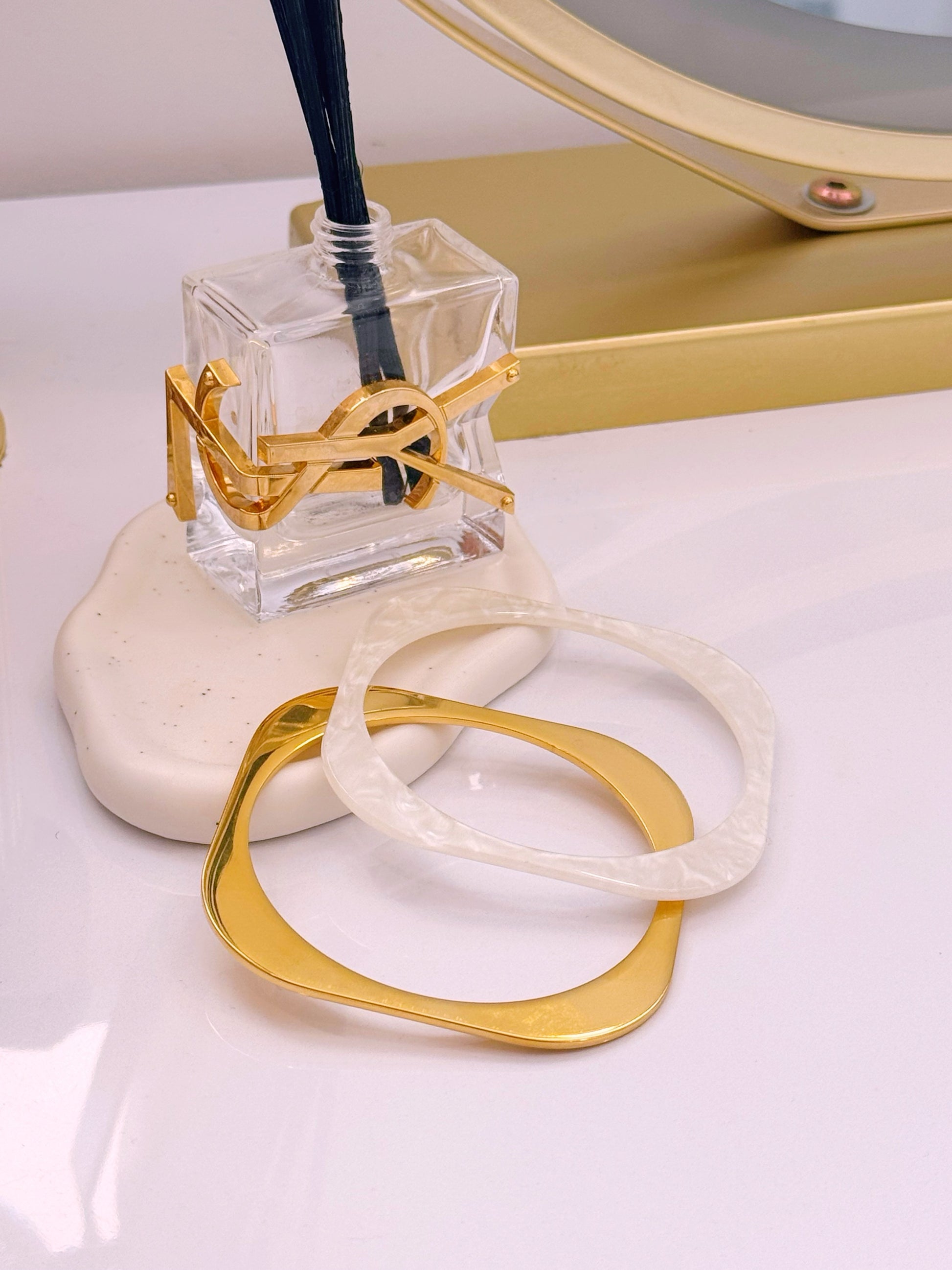 Set de 2 pulseiras rígidas em acrílico e aço inoxidável | Madrepérola • Dourado