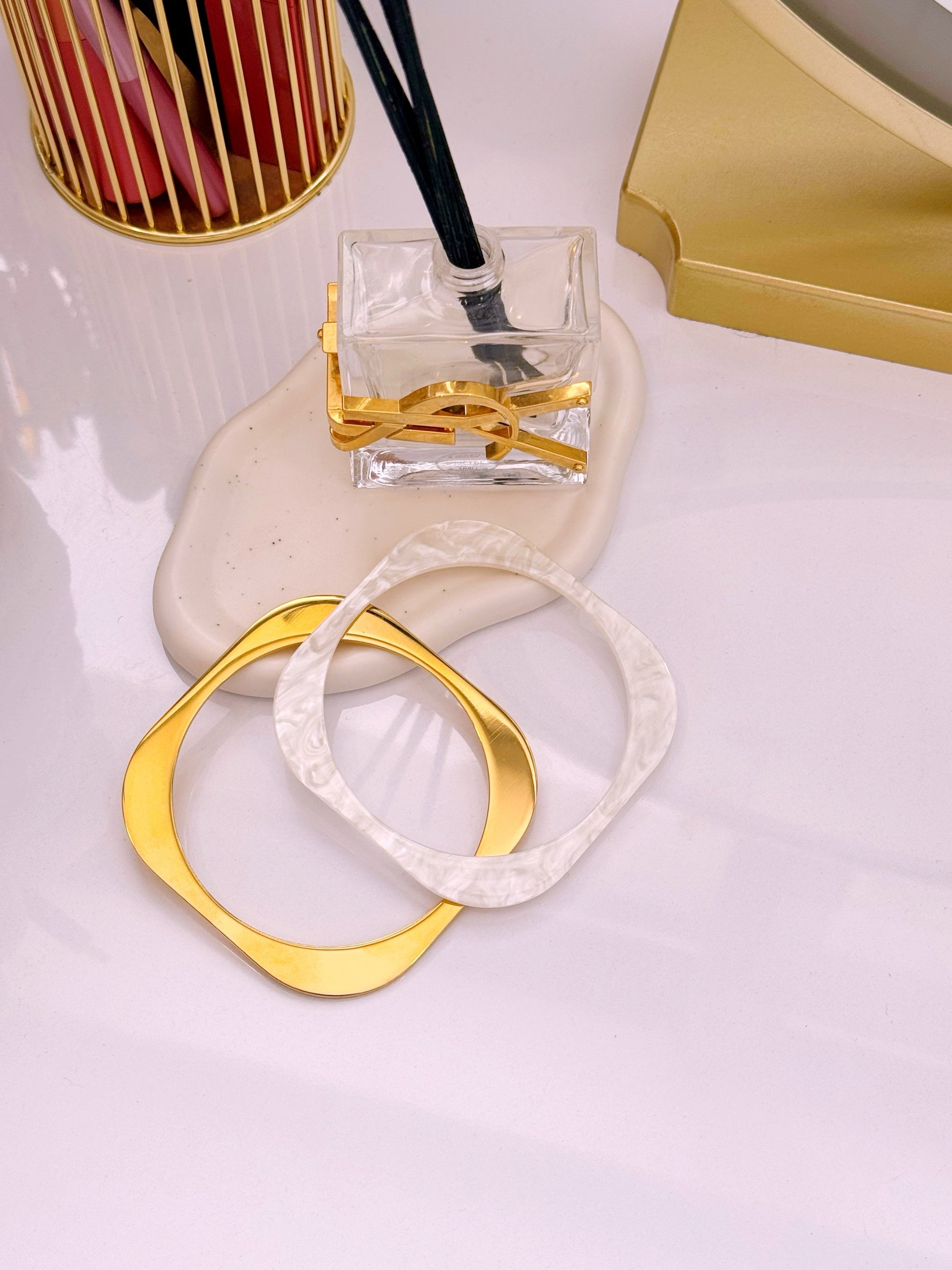 Set de 2 pulseiras rígidas em acrílico e aço inoxidável | Madrepérola • Dourado