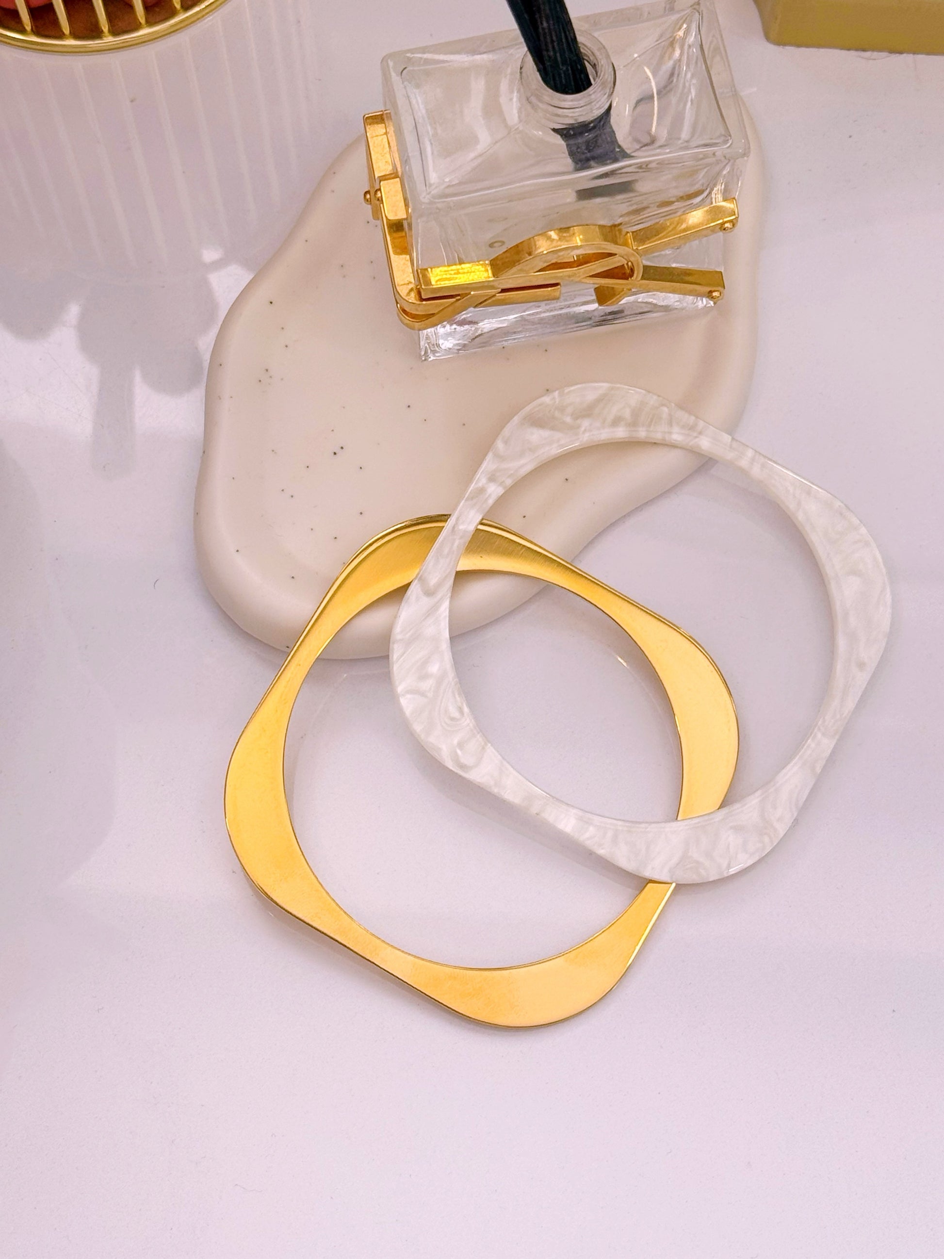 Set de 2 pulseiras rígidas em acrílico e aço inoxidável | Madrepérola • Dourado