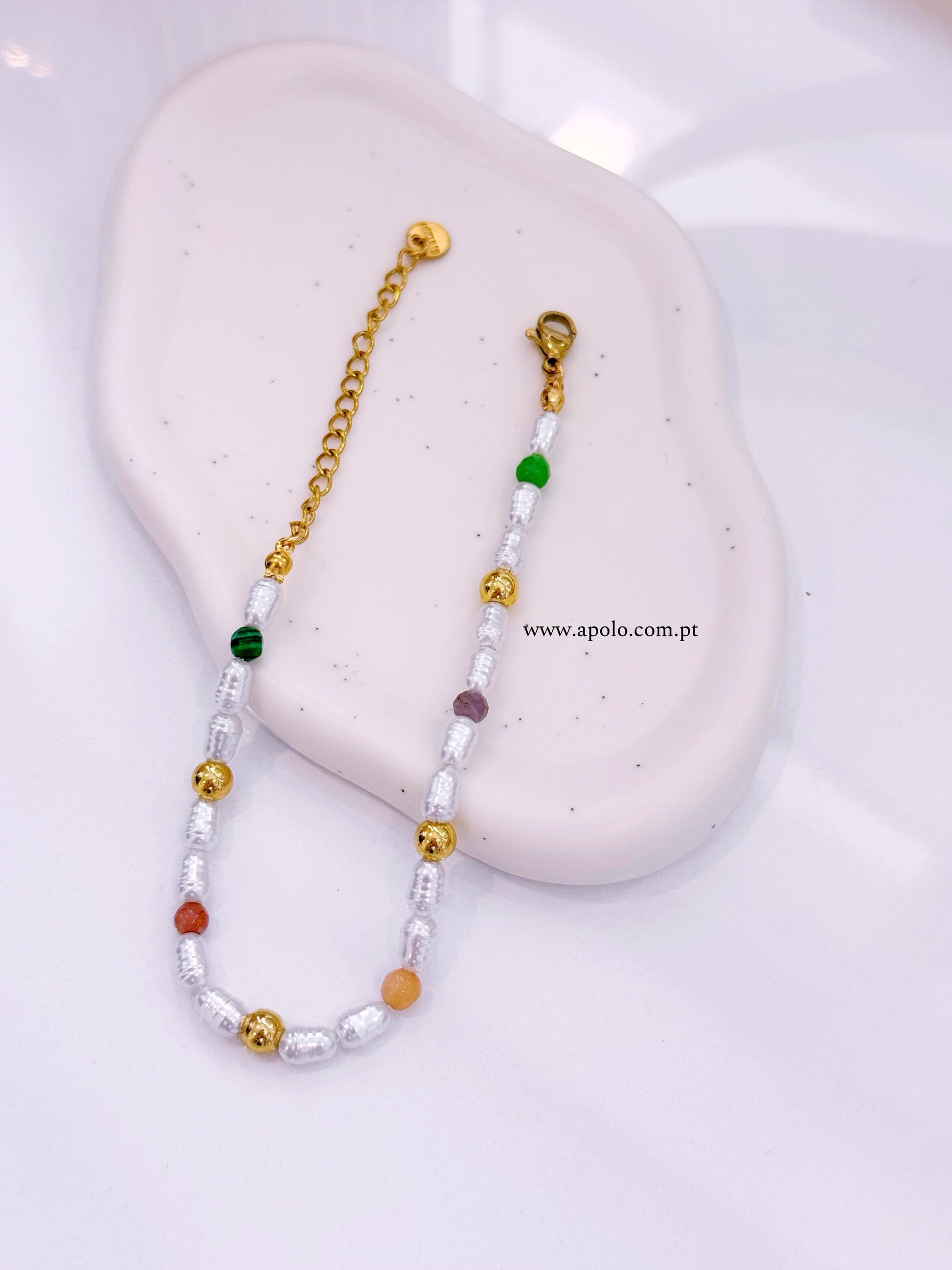 Pulseira de pérolas e pedrinhas coloridas