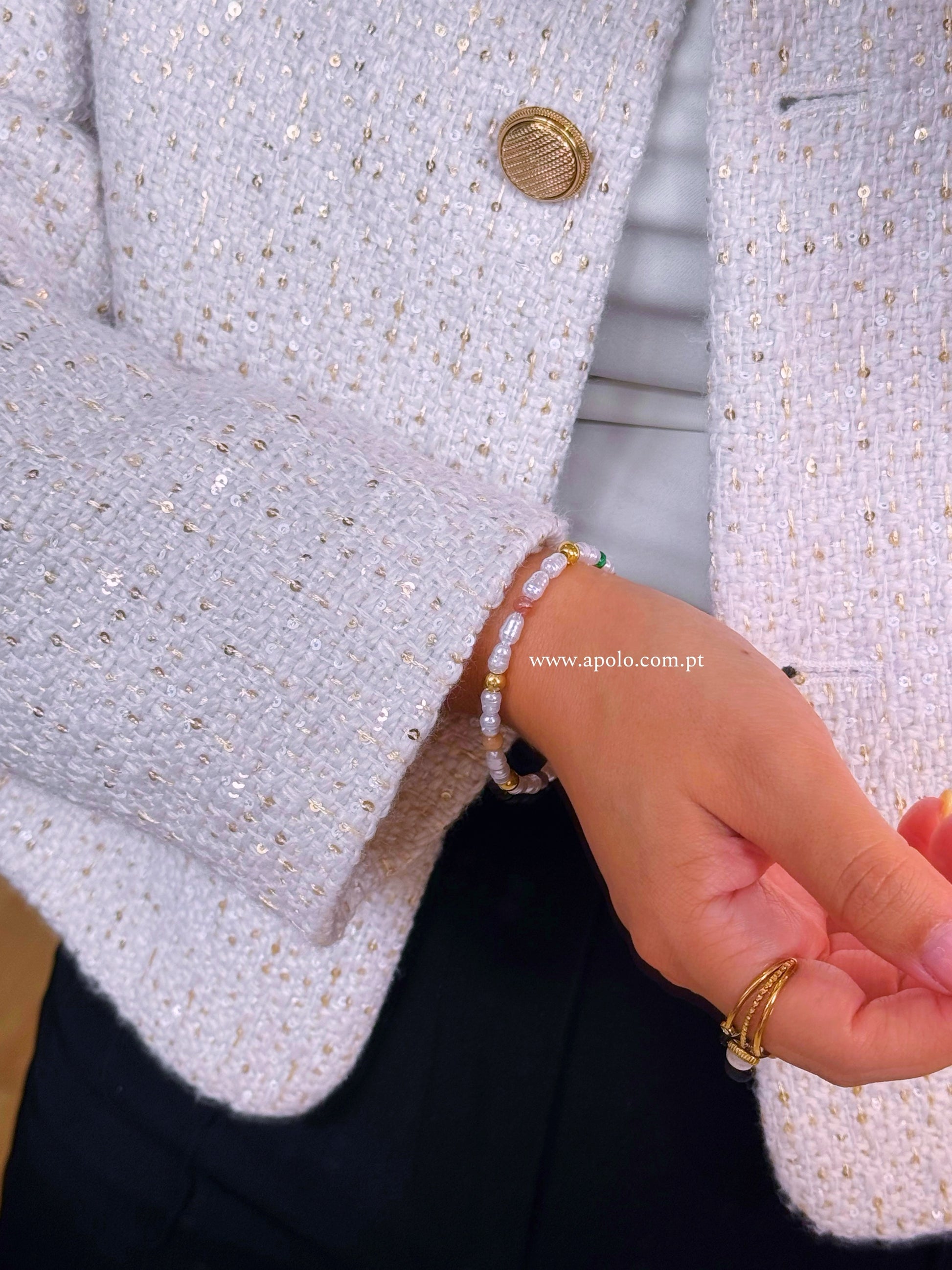 Pulseira de pérolas e pedrinhas coloridas