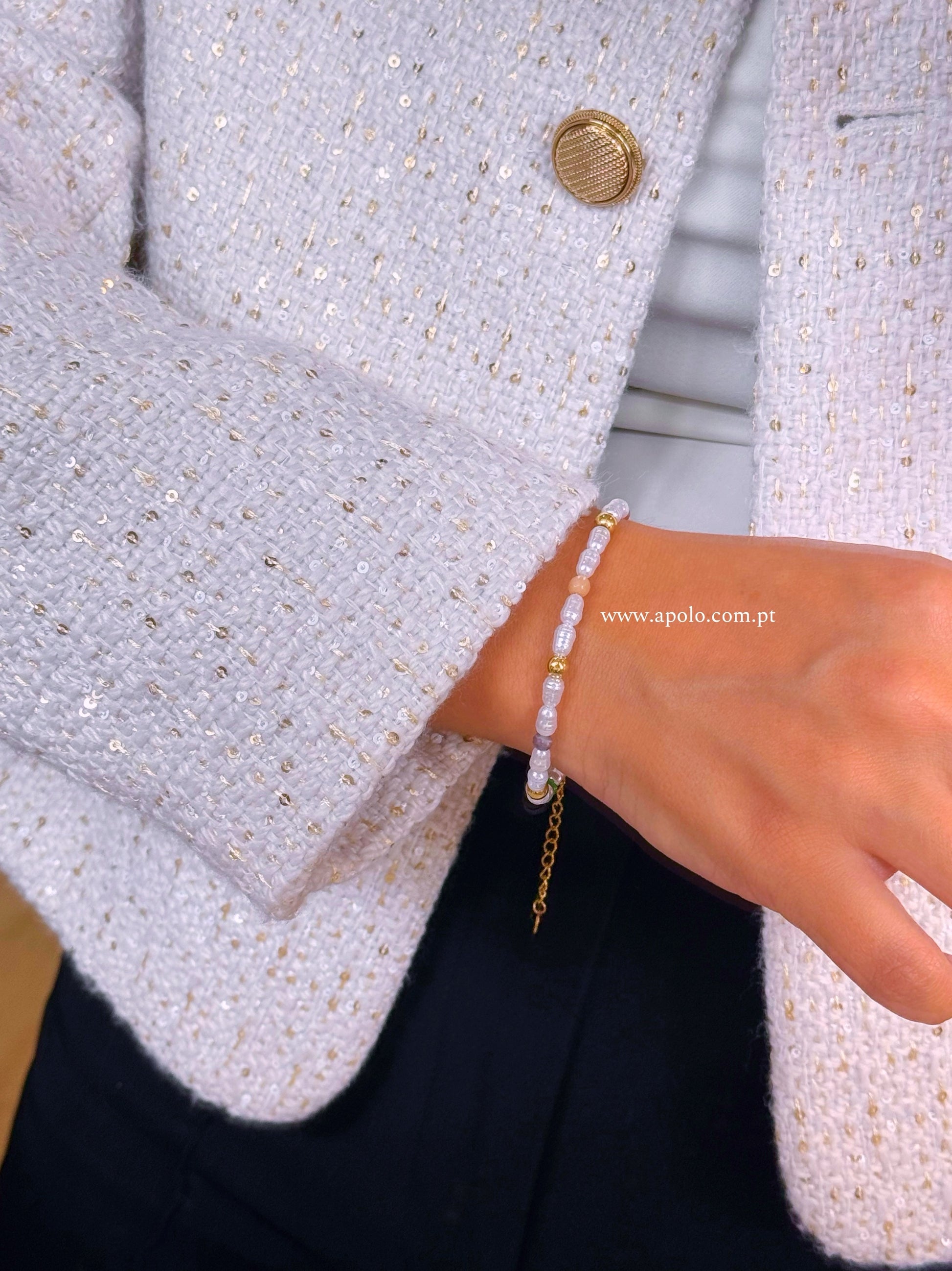 Pulseira de pérolas e pedrinhas coloridas