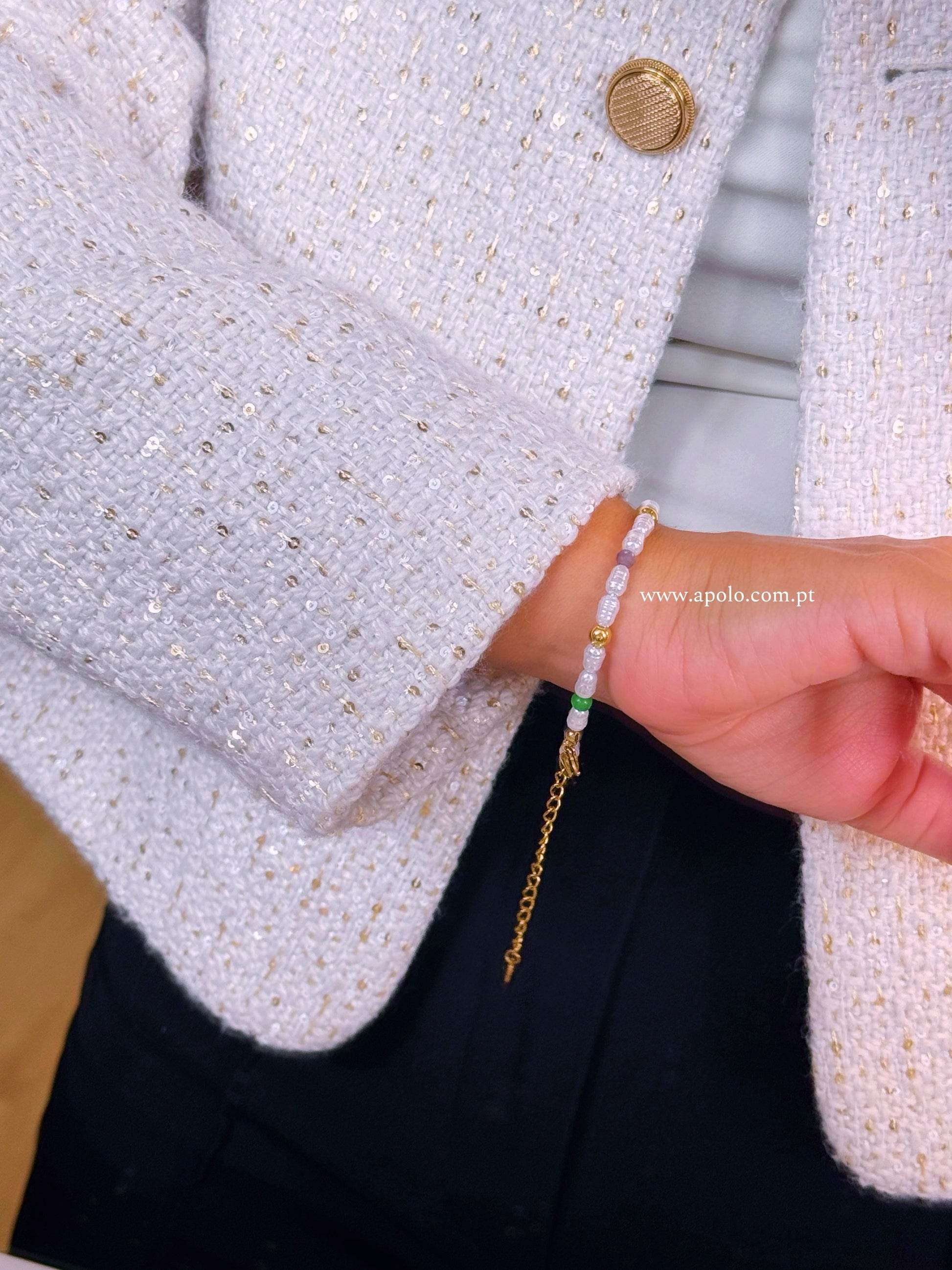 Pulseira de pérolas e pedrinhas coloridas