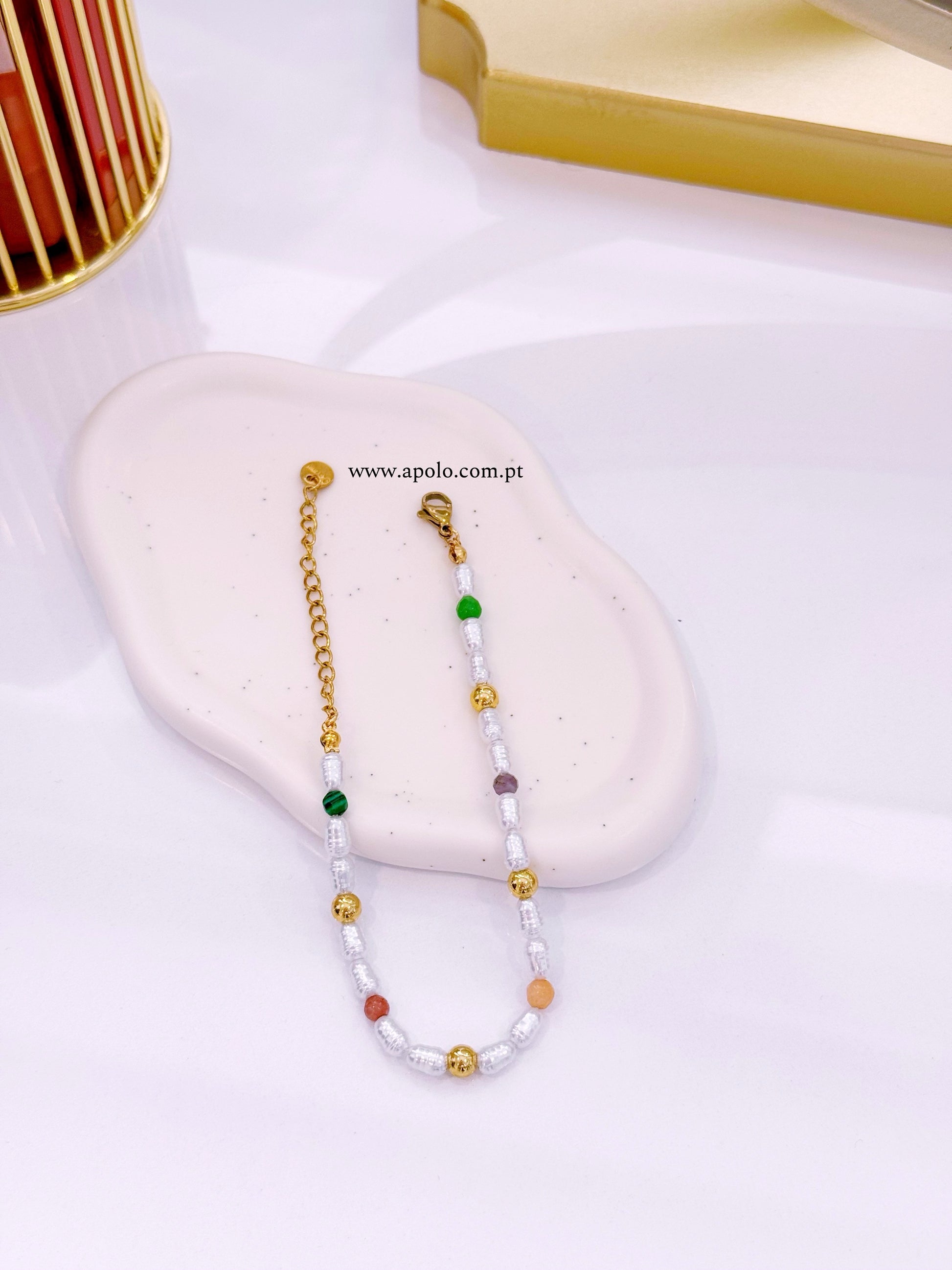 Pulseira de pérolas e pedrinhas coloridas