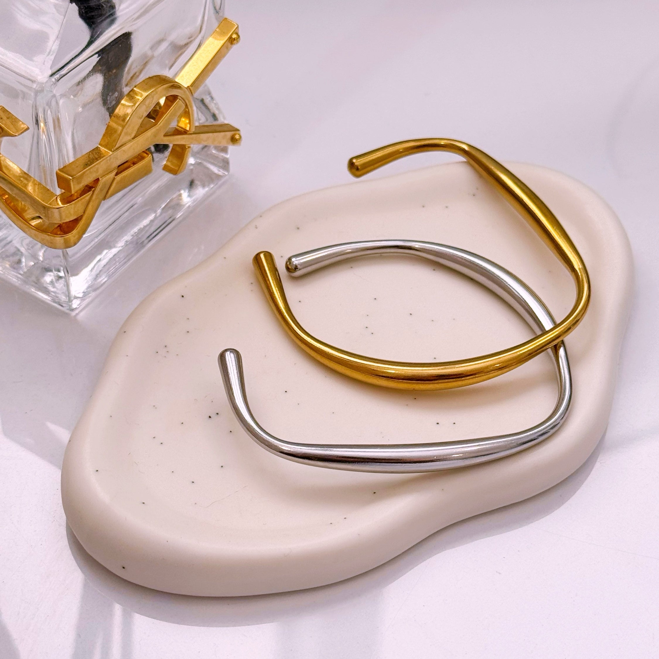 Pulseira rígida efeito irregular | 2 Cores