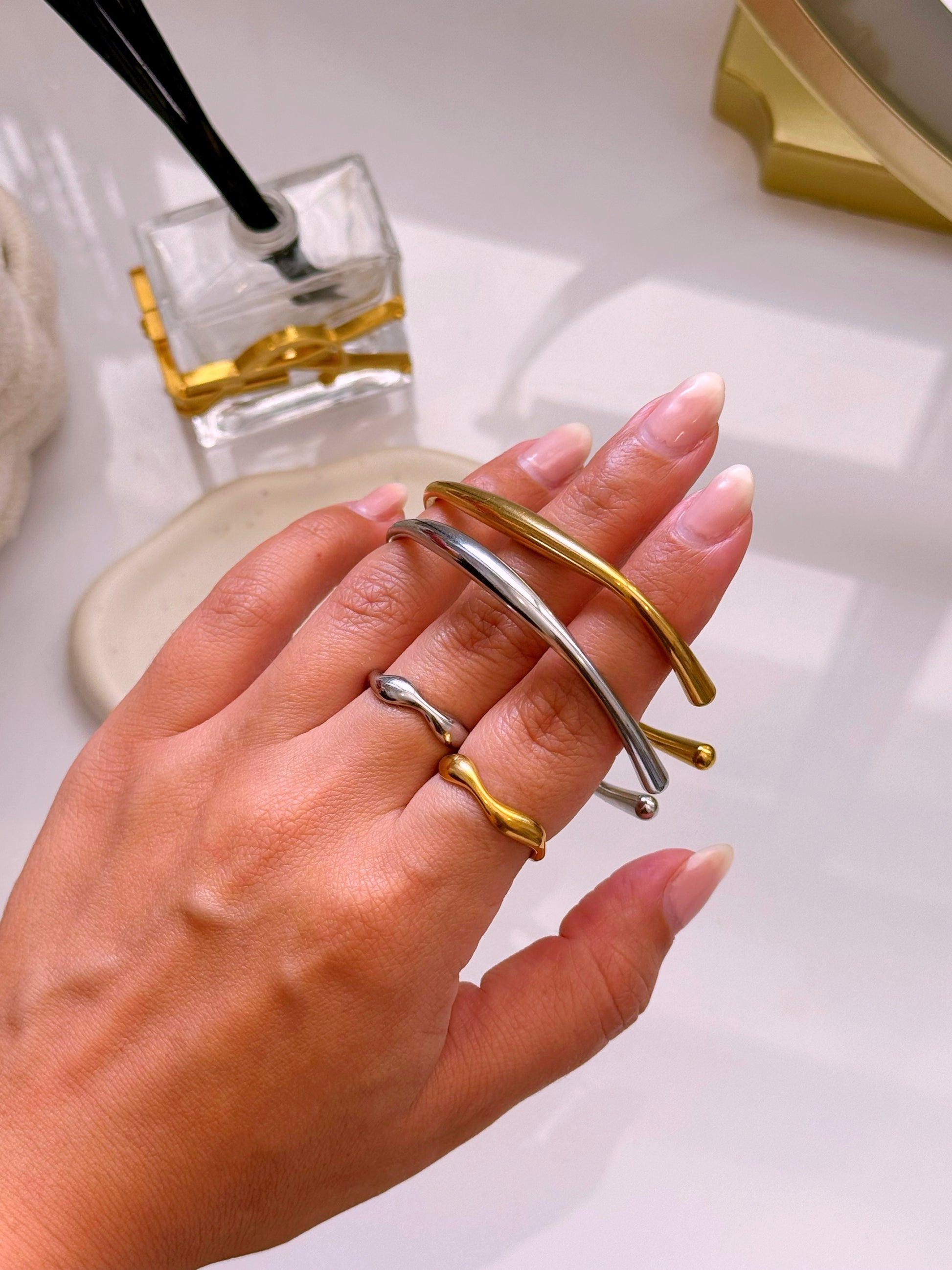 Pulseira rígida efeito irregular | 2 Cores