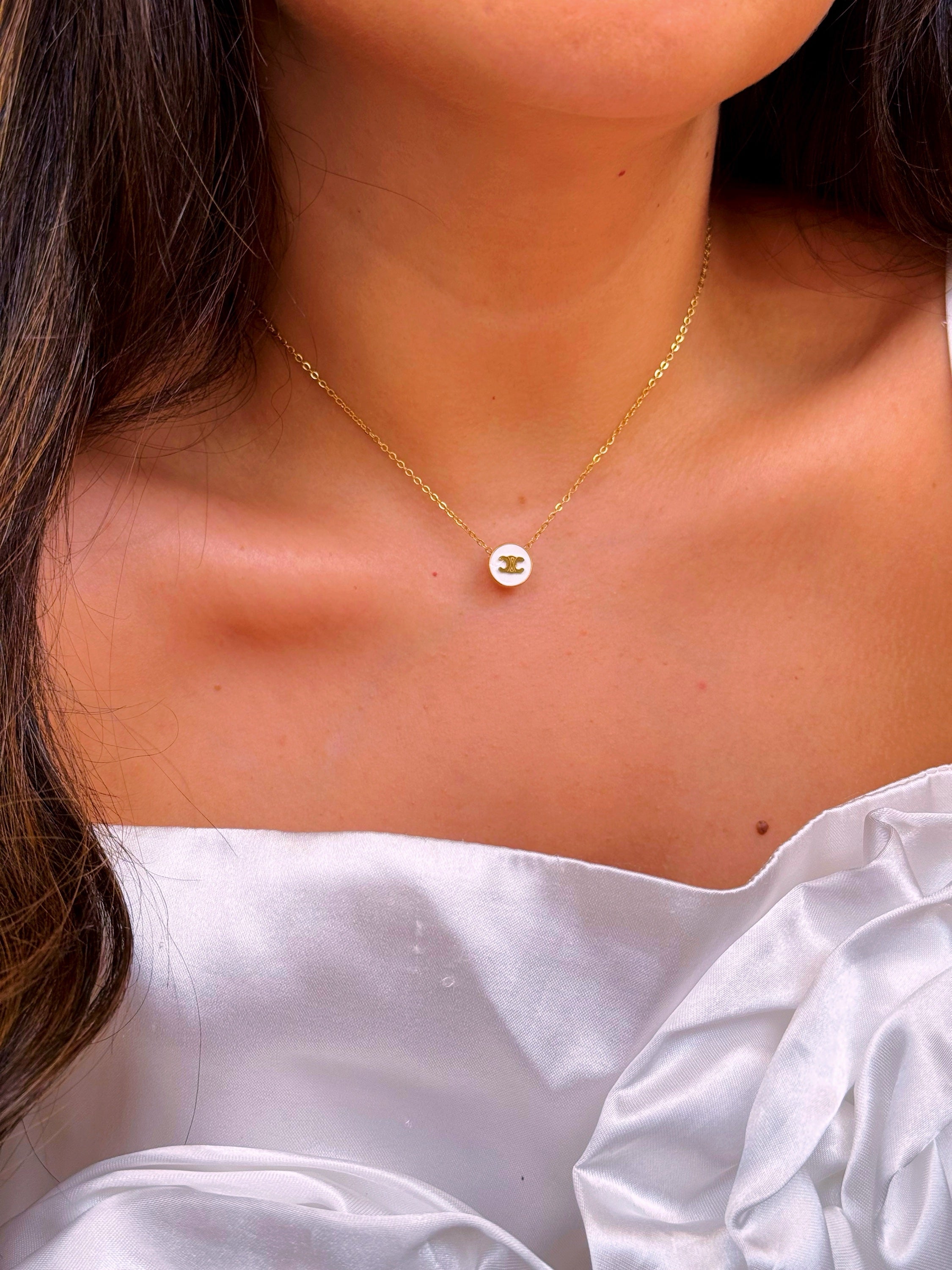 Colar malha fininha com pormenores ↄc em fundo branco | Dourado