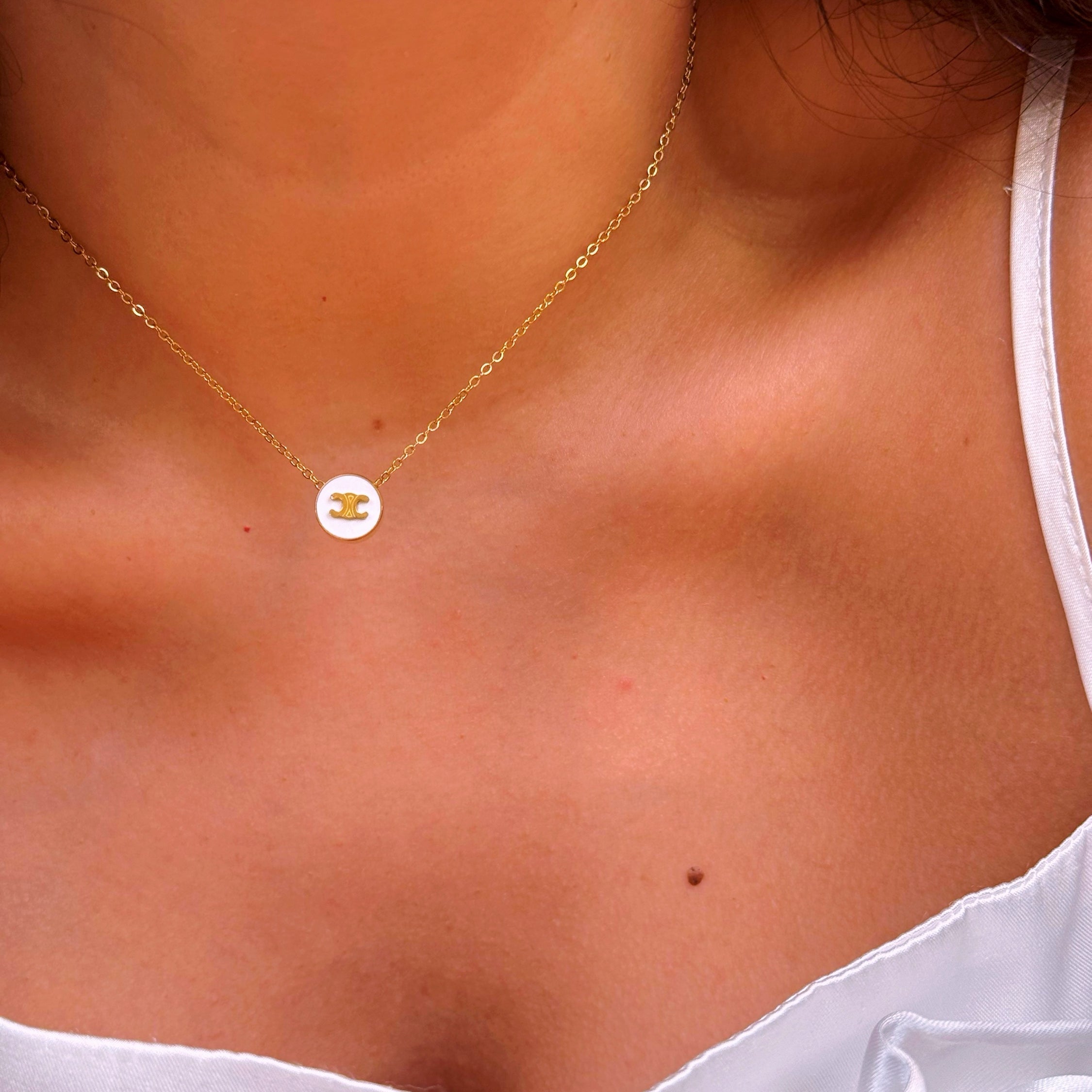 Colar malha fininha com pormenores ↄc em fundo branco | Dourado