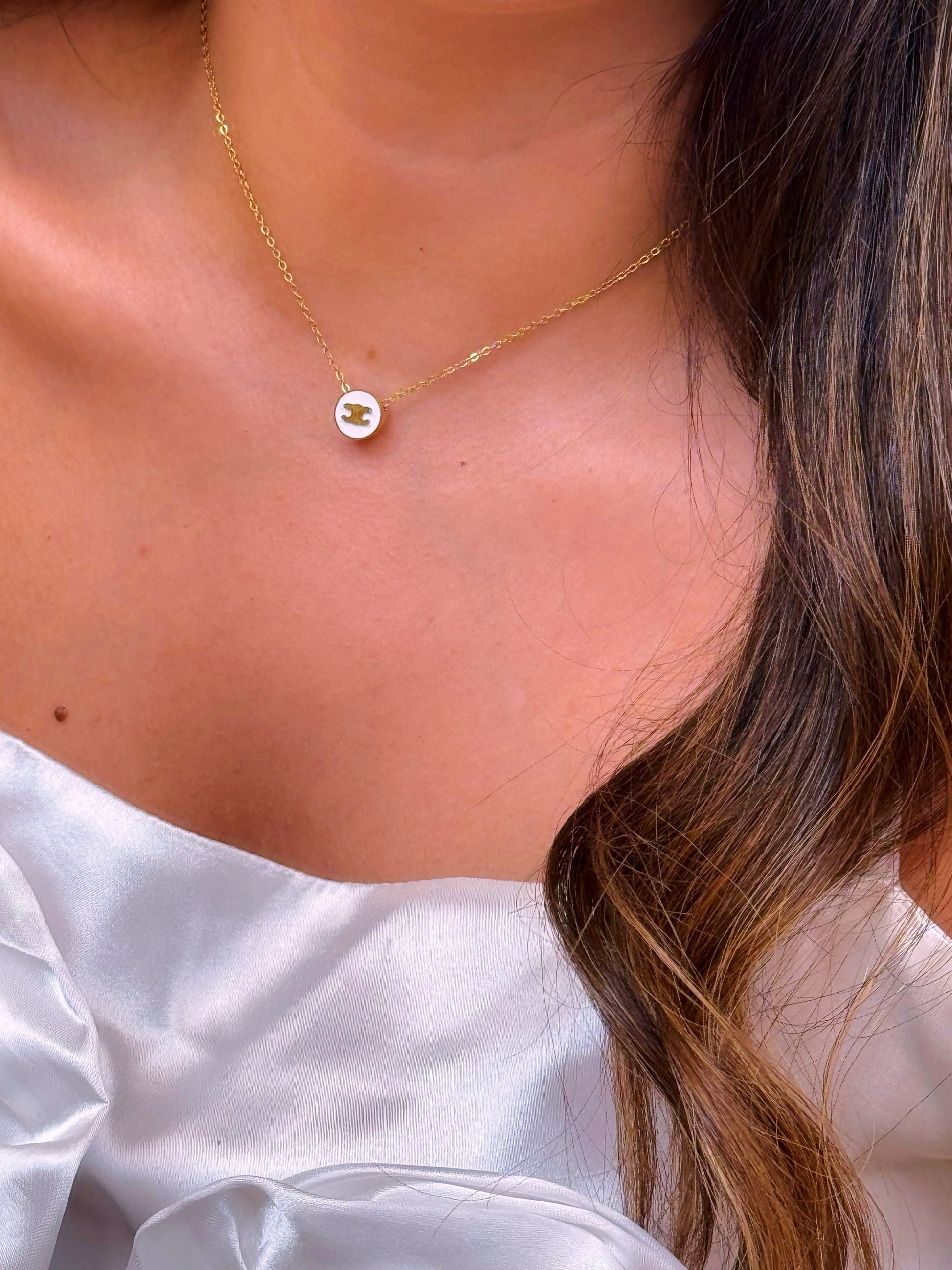 Colar malha fininha com pormenores ↄc em fundo branco | Dourado