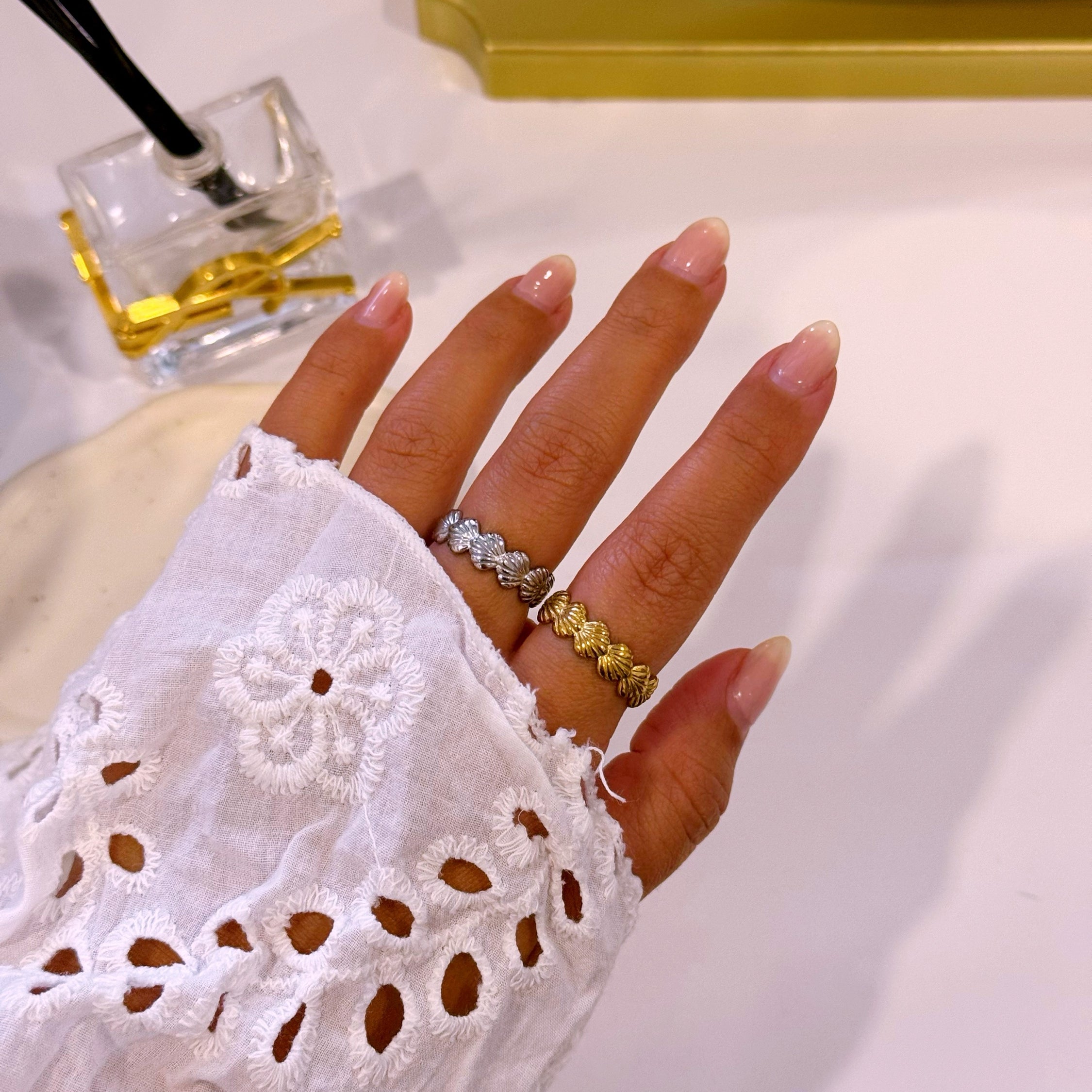 Anel ajustável com conchinhas em relevo | 2 Cores