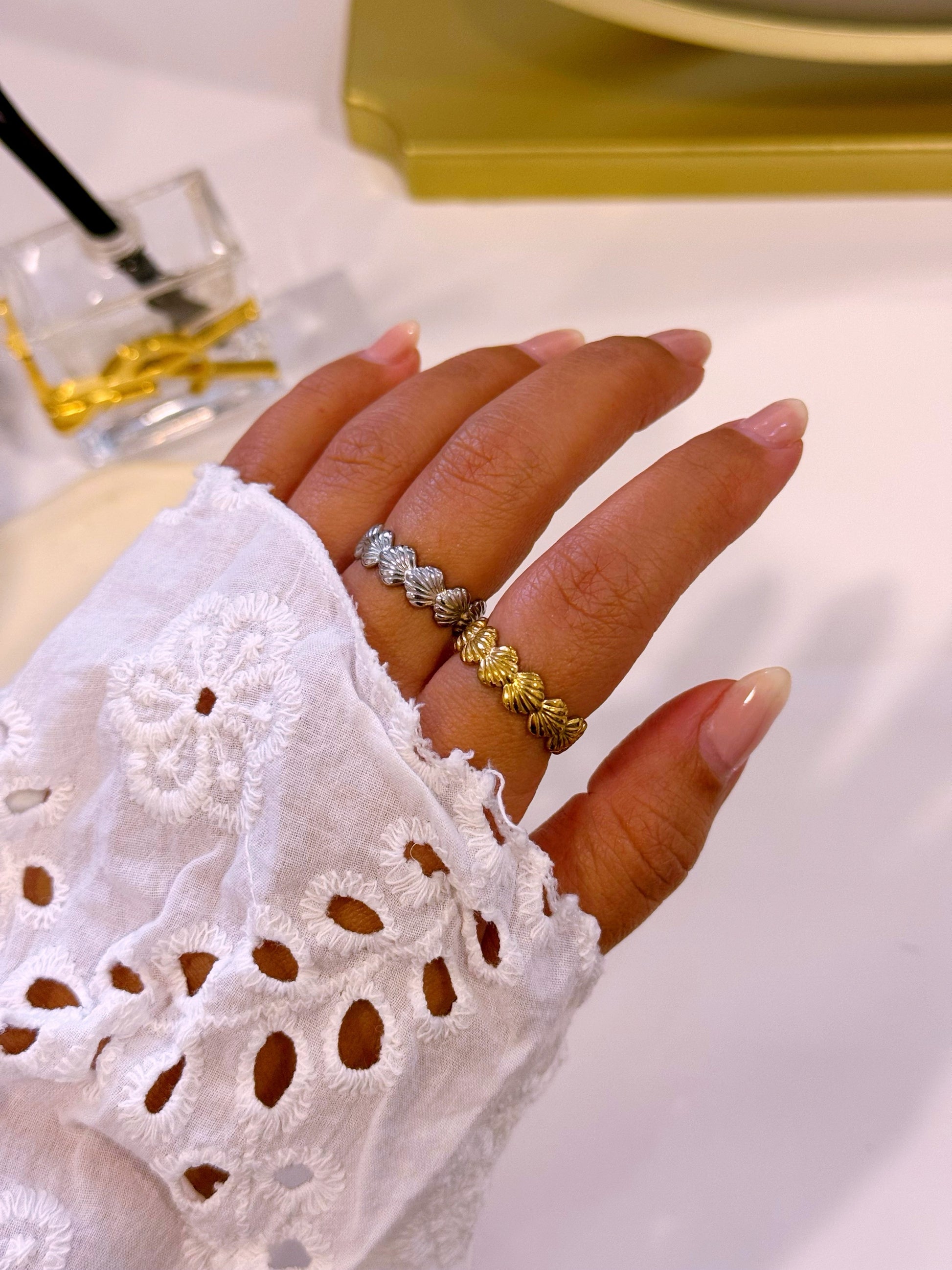 Anel ajustável com conchinhas em relevo | 2 Cores