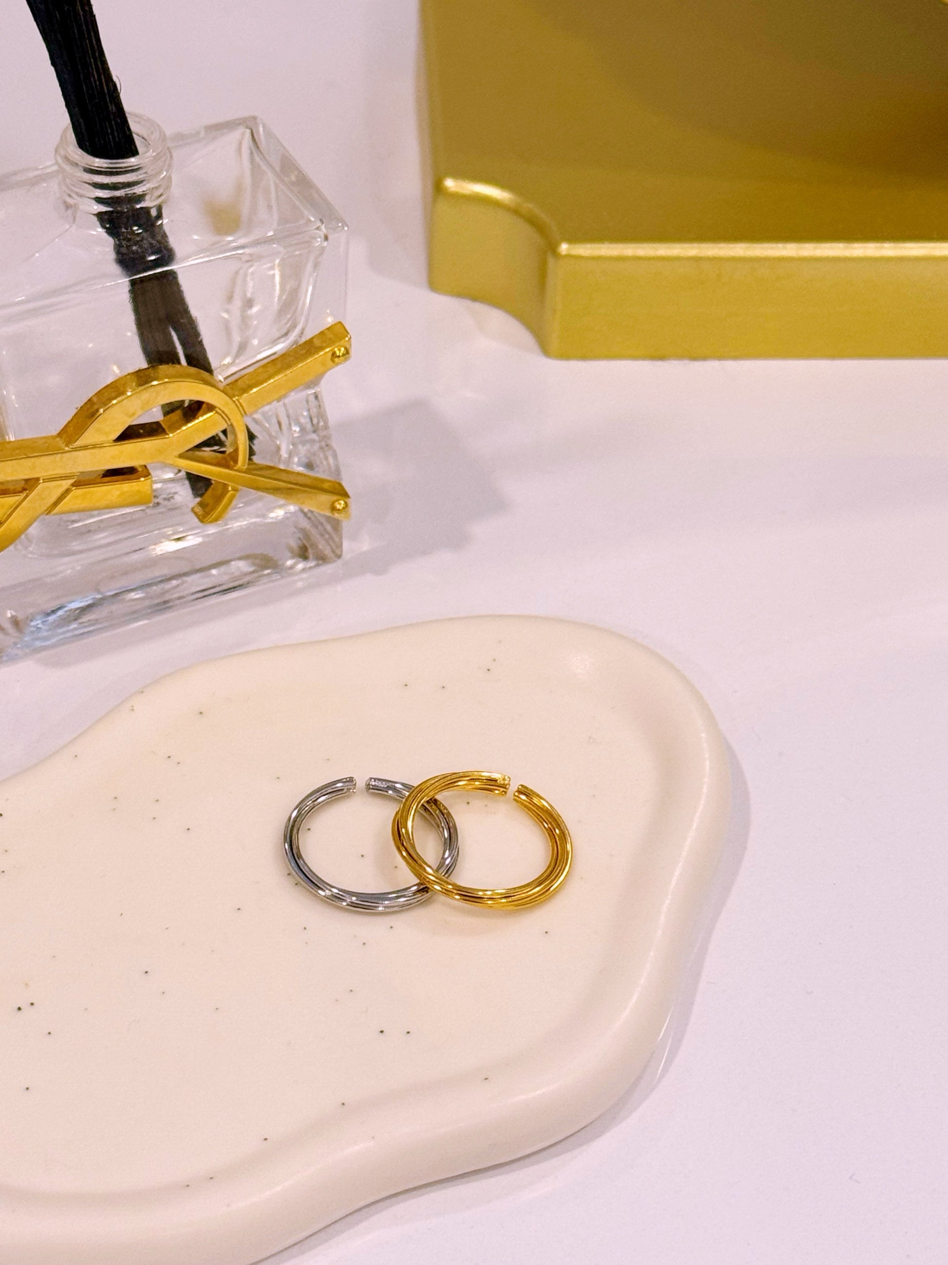 Anel ajustável fino com efeito torcido | 2 Cores