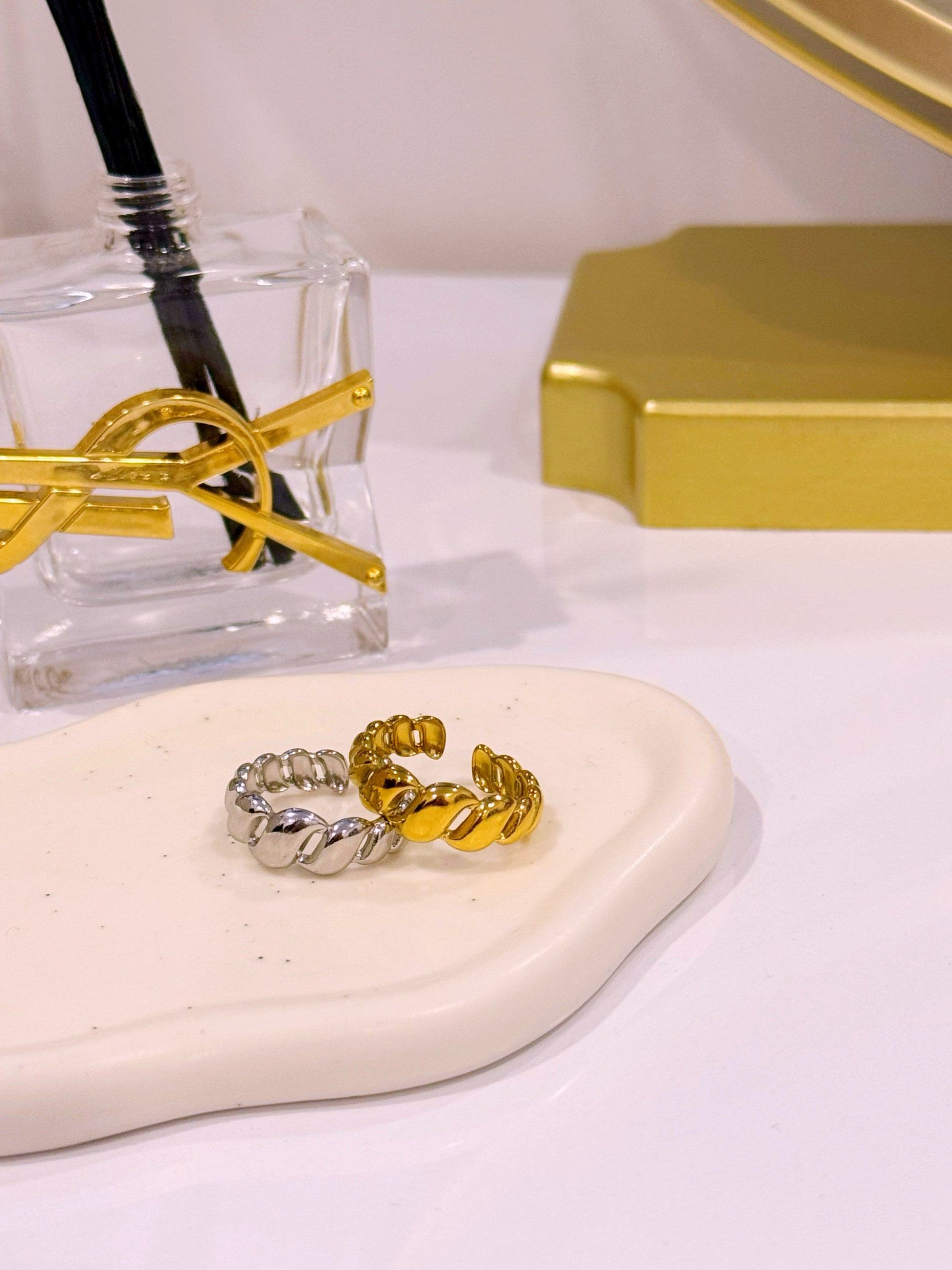 Anel corrente efeito entrelaçado com aberturas | 2 Cores