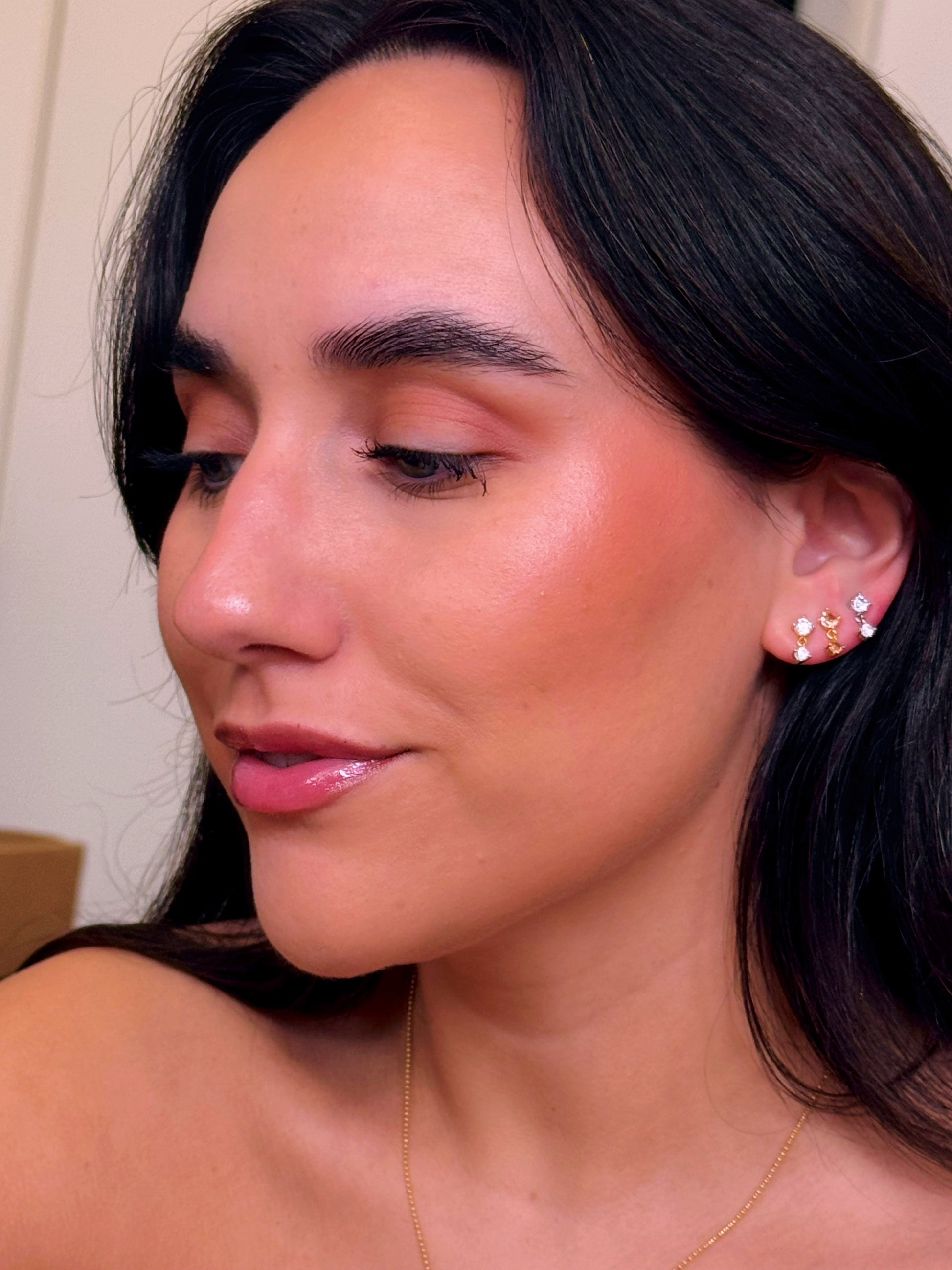 Mini brincos pontos de luz com pendente | 3 Cores