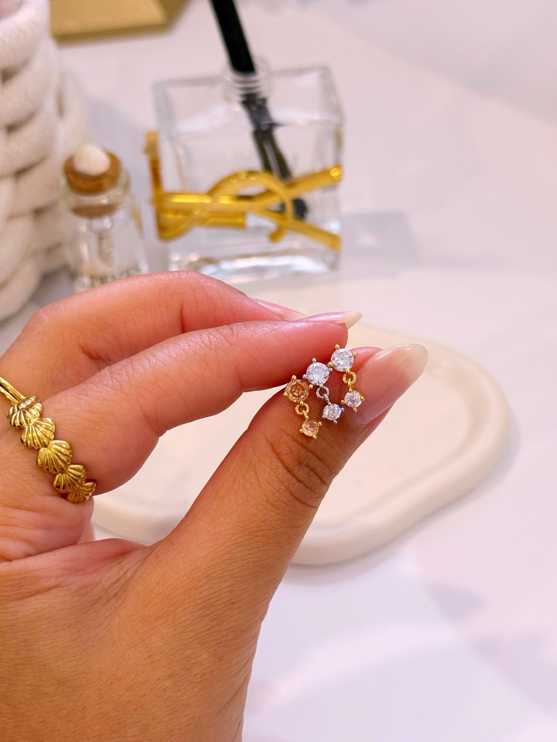 Mini brincos pontos de luz com pendente | 3 Cores