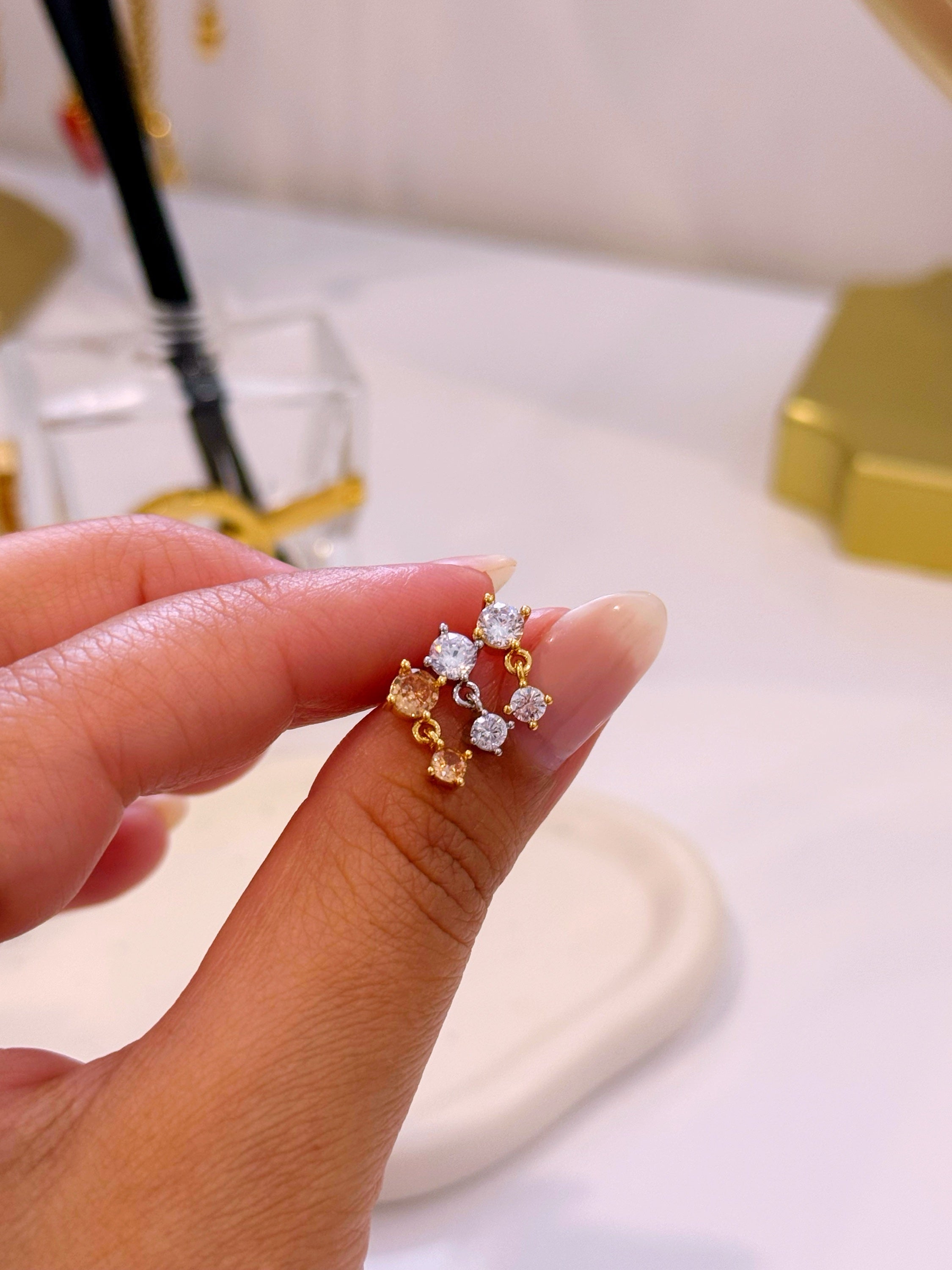 Mini brincos pontos de luz com pendente | 3 Cores