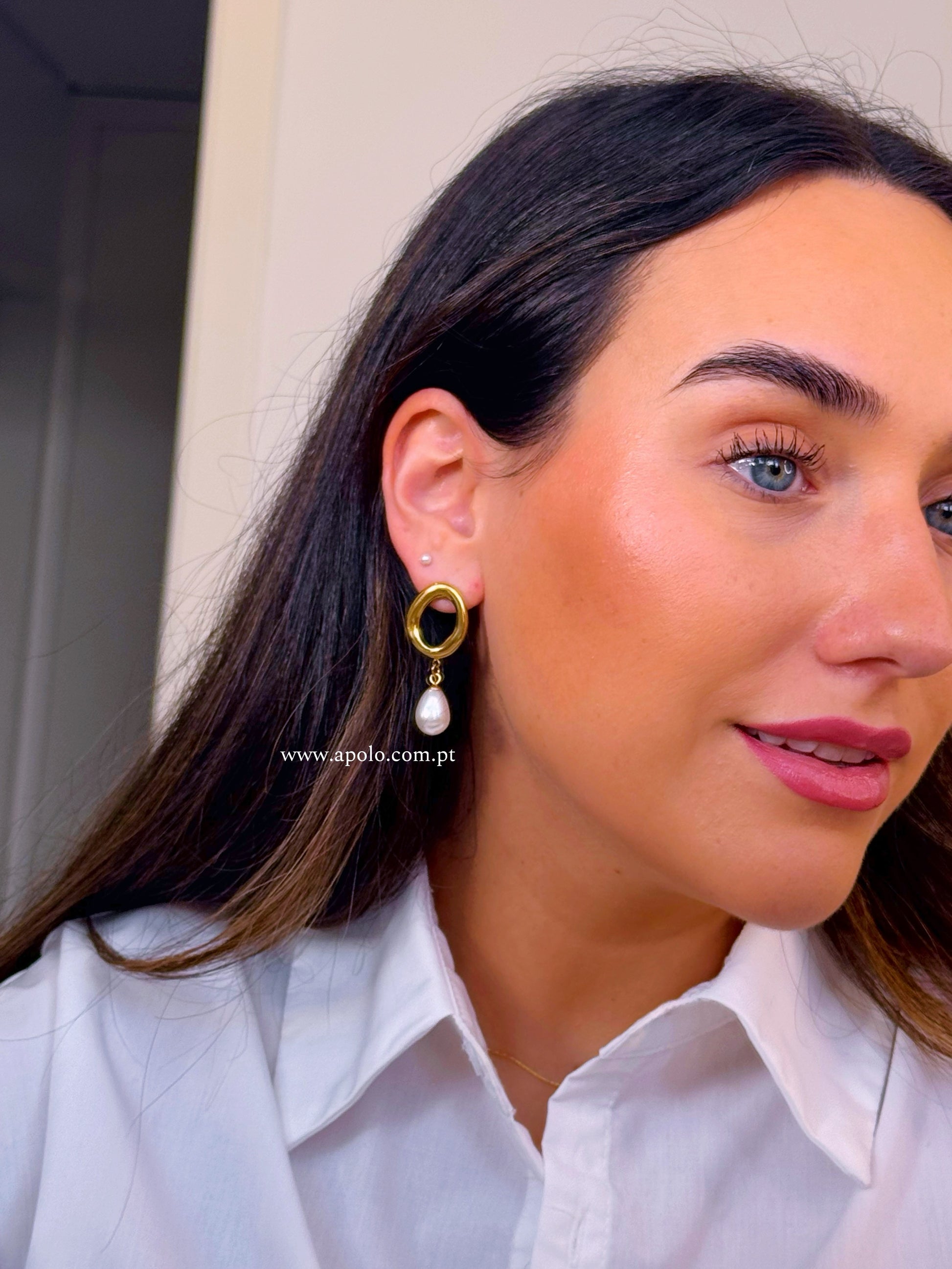 Brincos círculo irregular com pérola em pendente | Dourado