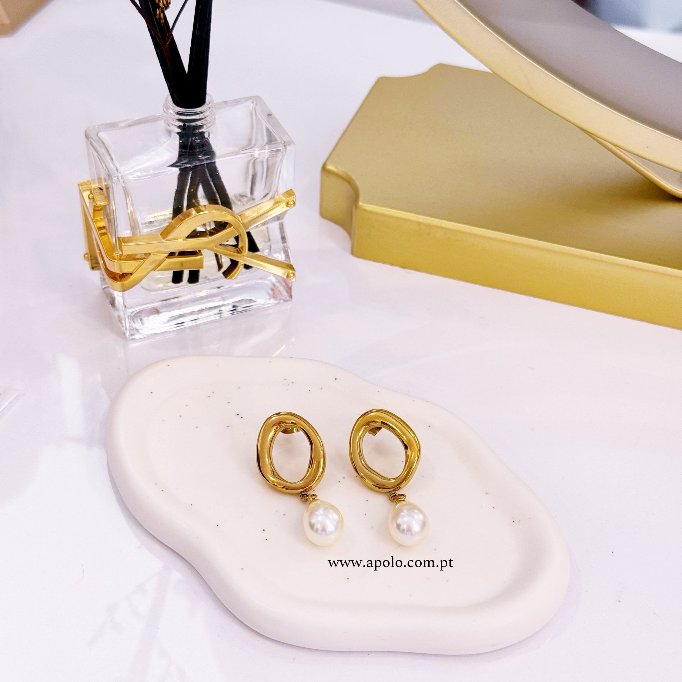 Brincos círculo irregular com pérola em pendente | Dourado