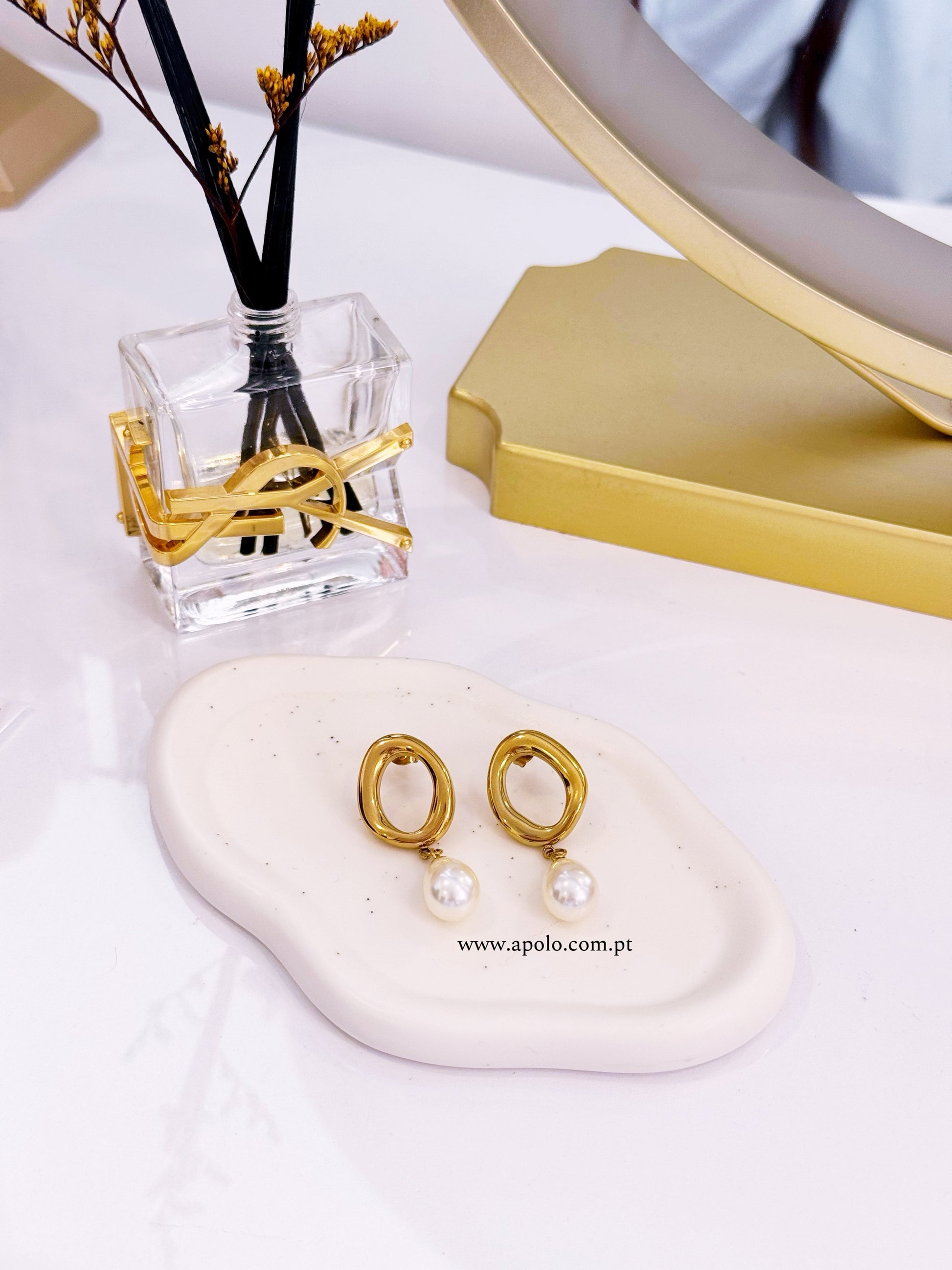 Brincos círculo irregular com pérola em pendente | Dourado