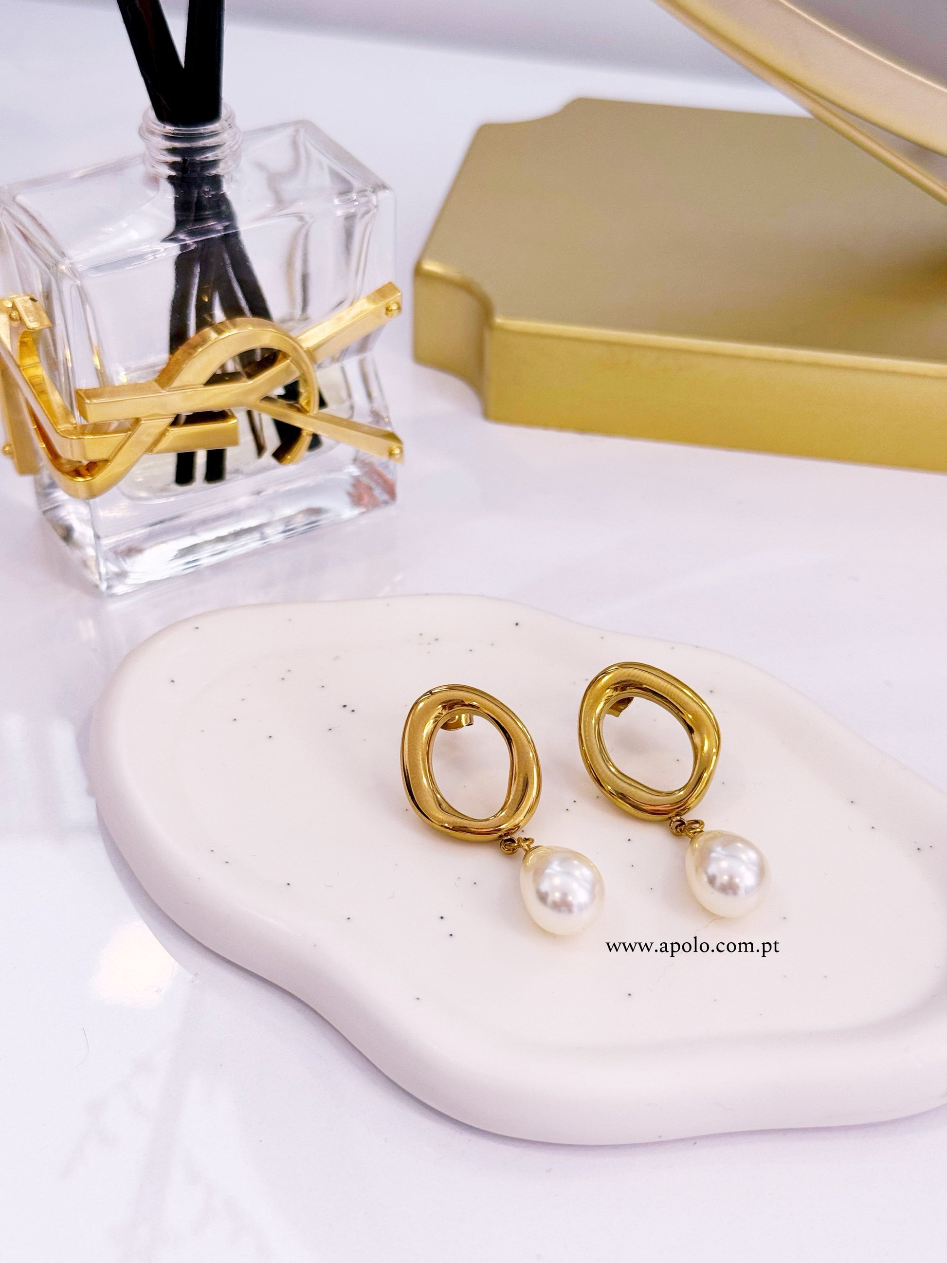 Brincos círculo irregular com pérola em pendente | Dourado