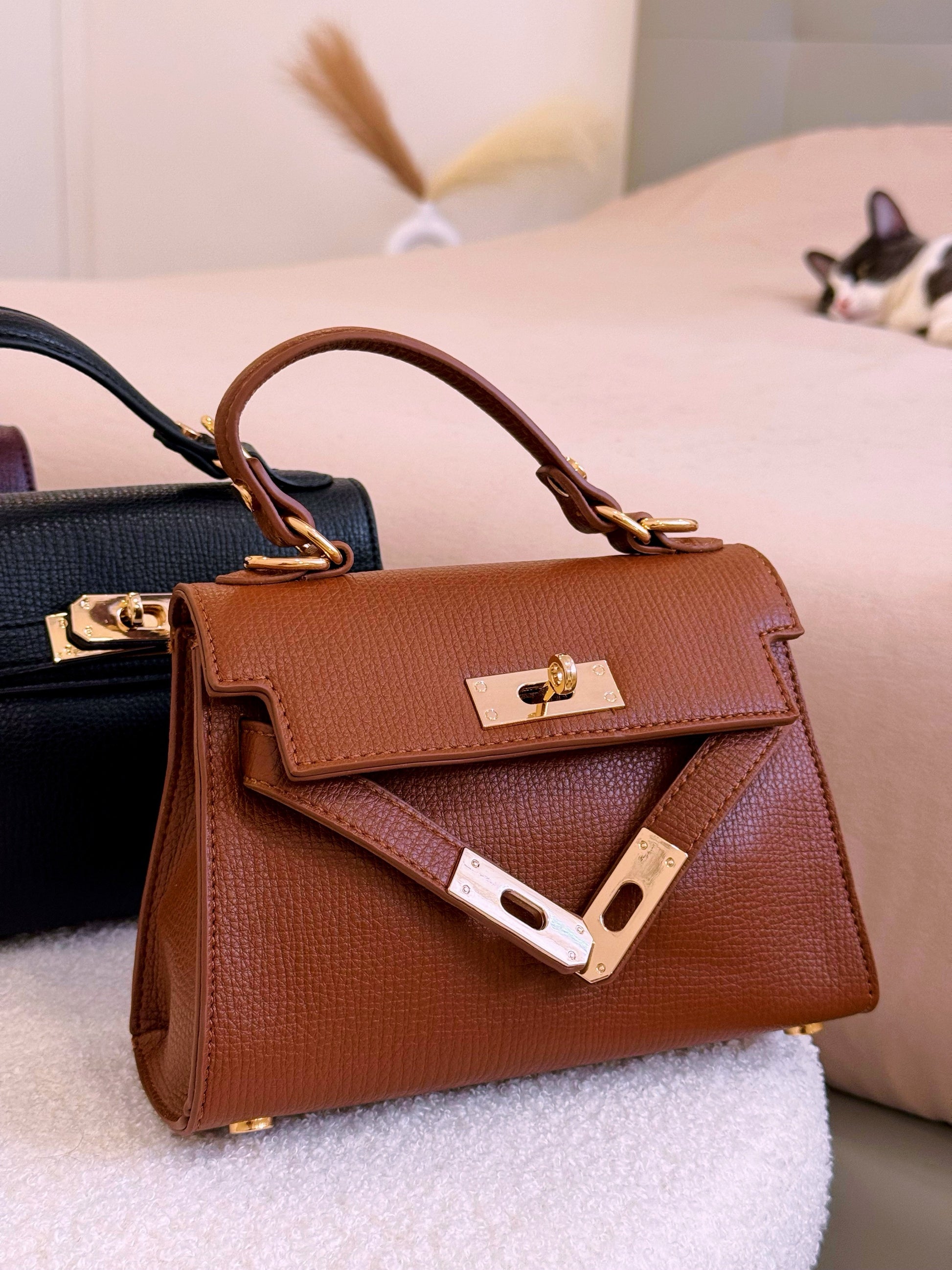 Mala de mão elegante com pormenores dourados | 3 Cores