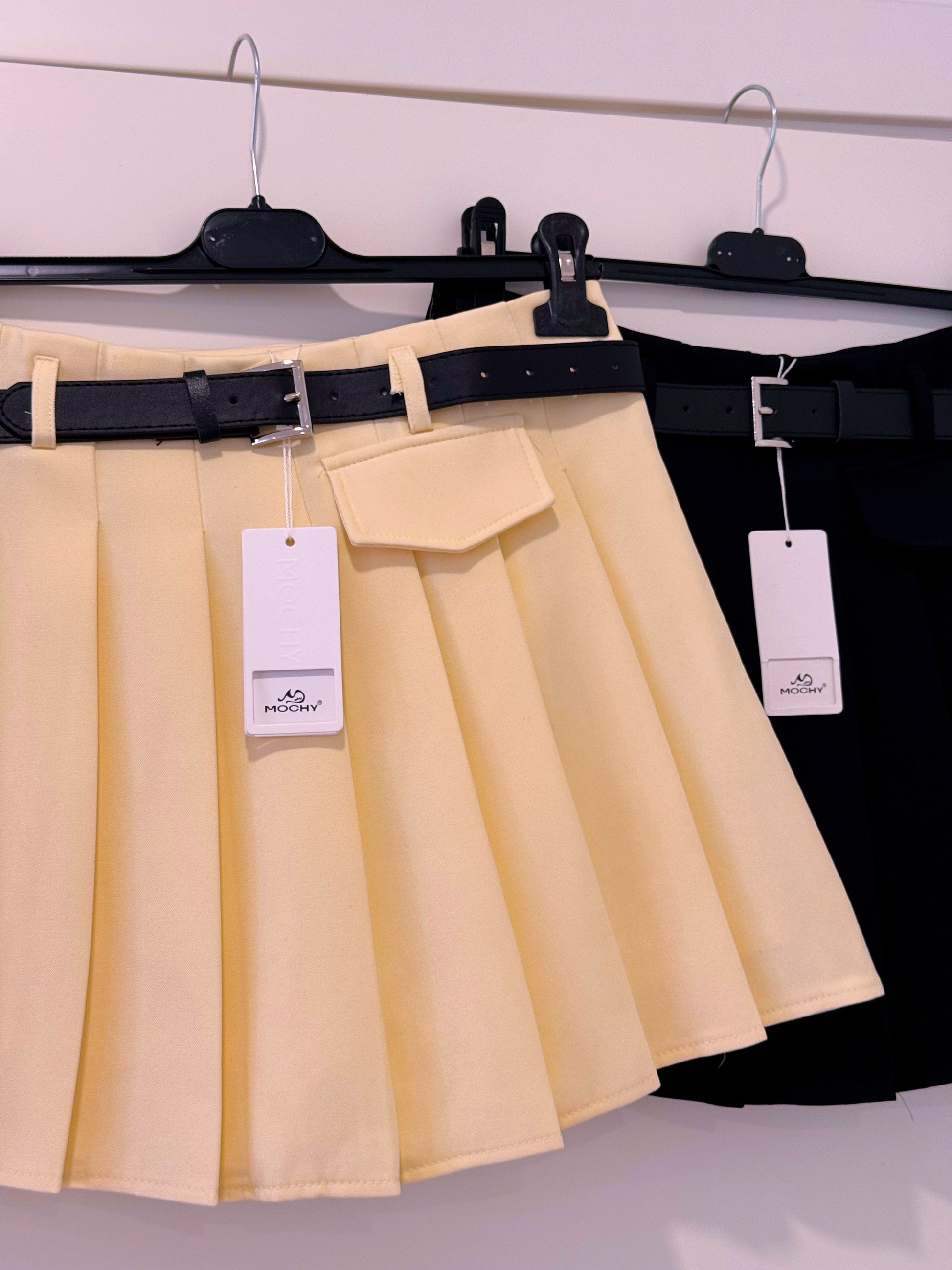 Saia-calção curta com pregas | Amarelo • MOCHY