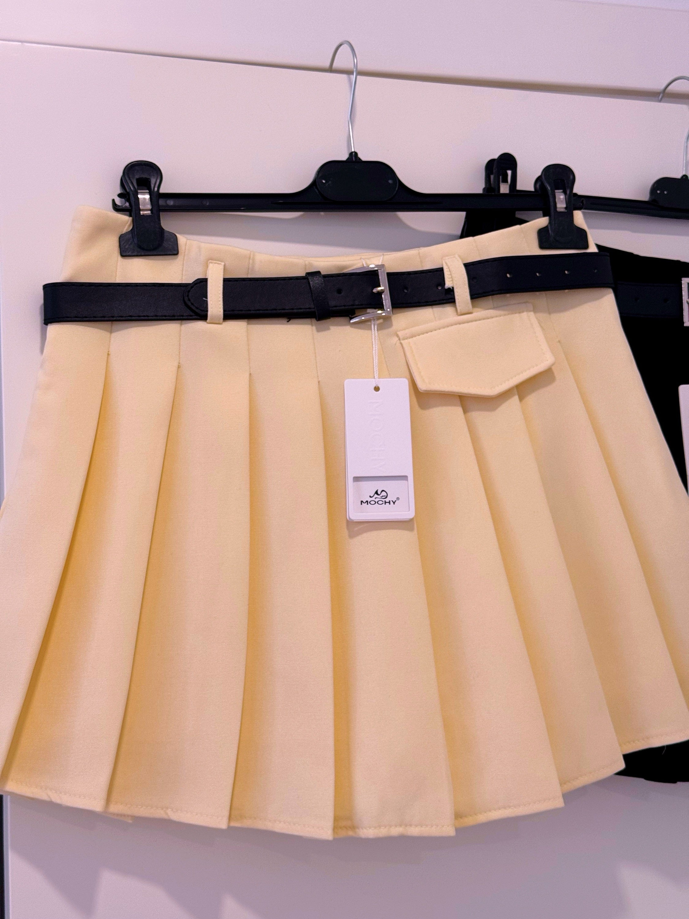 Saia-calção curta com pregas | Amarelo • MOCHY